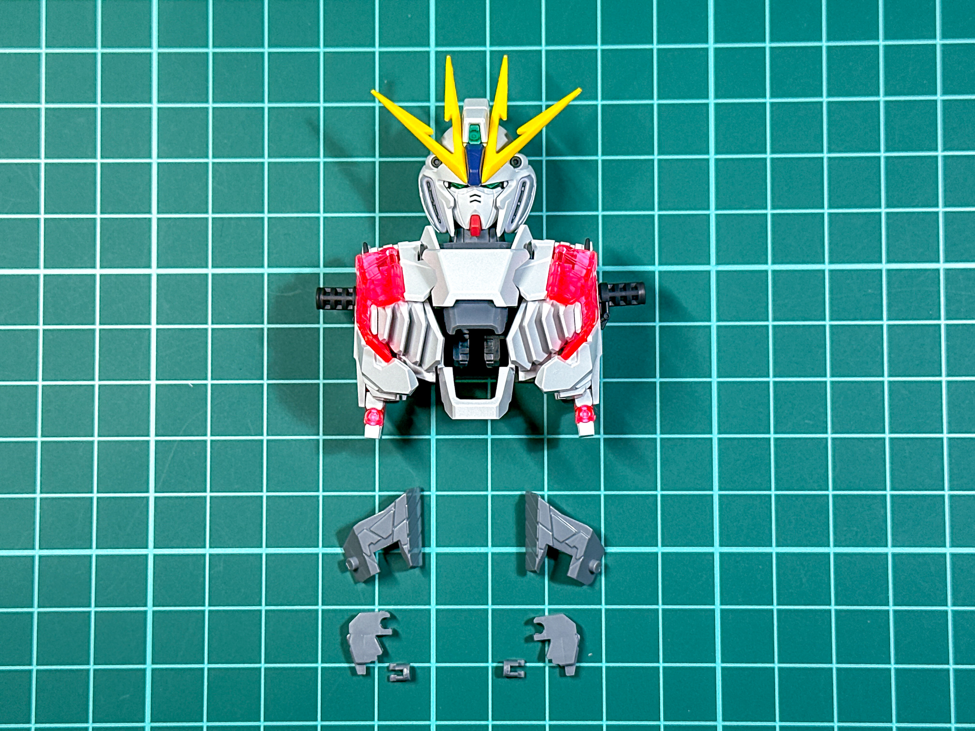 サイコフレームを装着した胸部。ユニコーンガンダム接続用のダボはきちんと隠れています。