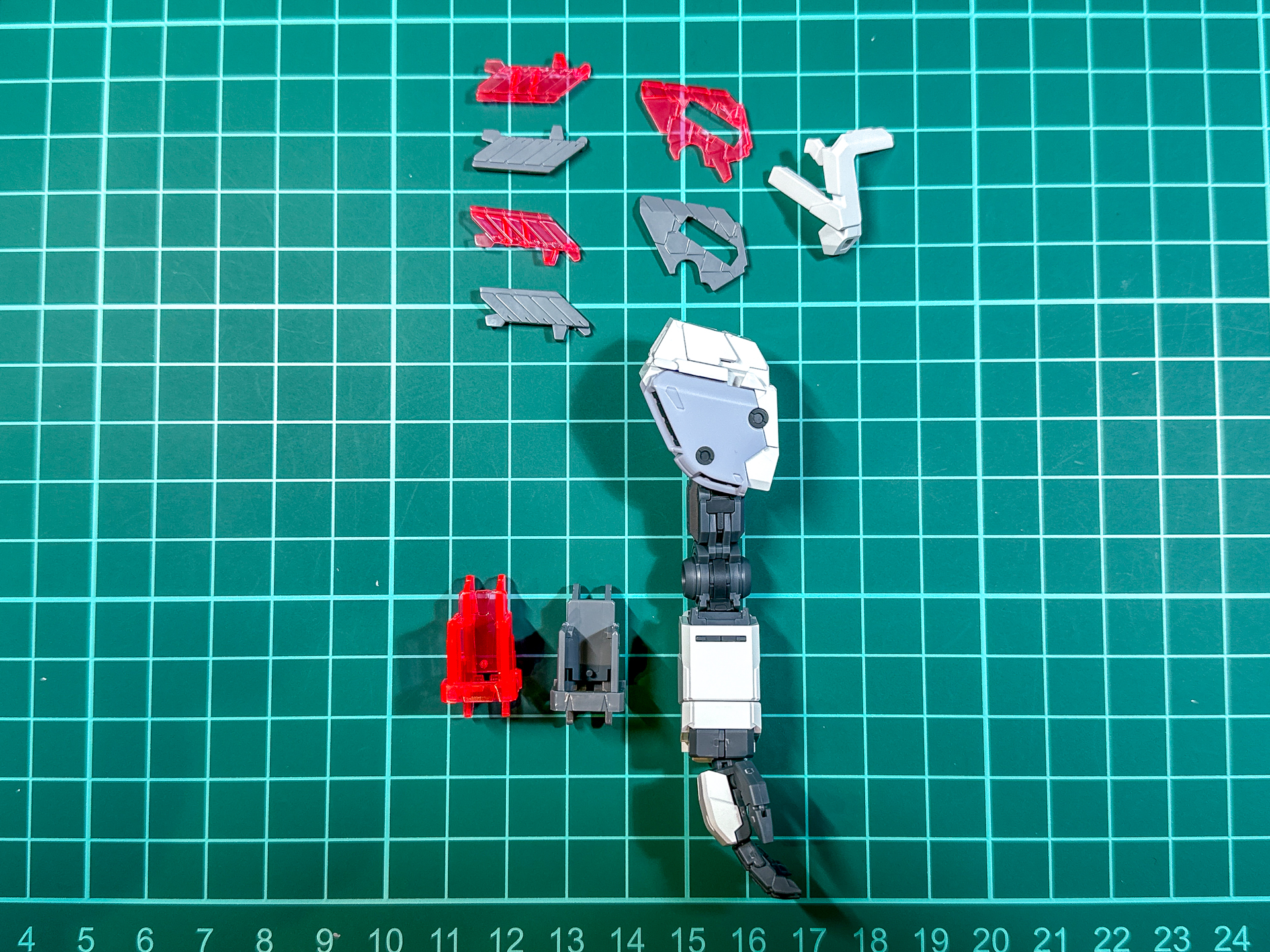 サイコフレーム装着前の腕部肩アーマー3か所と前腕部1か所にサイコフレームを装着します。
