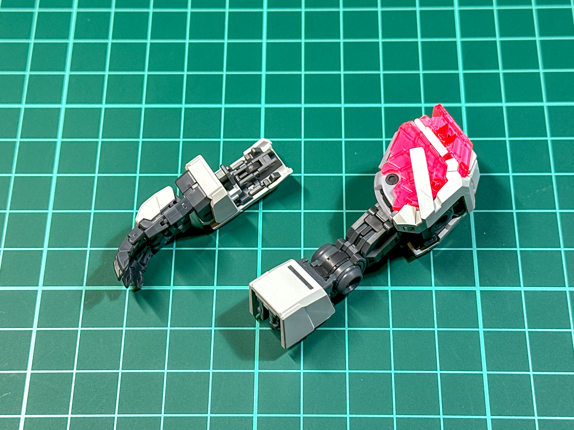 前腕部へのサイコフレーム装着は一度腕部を分割します。