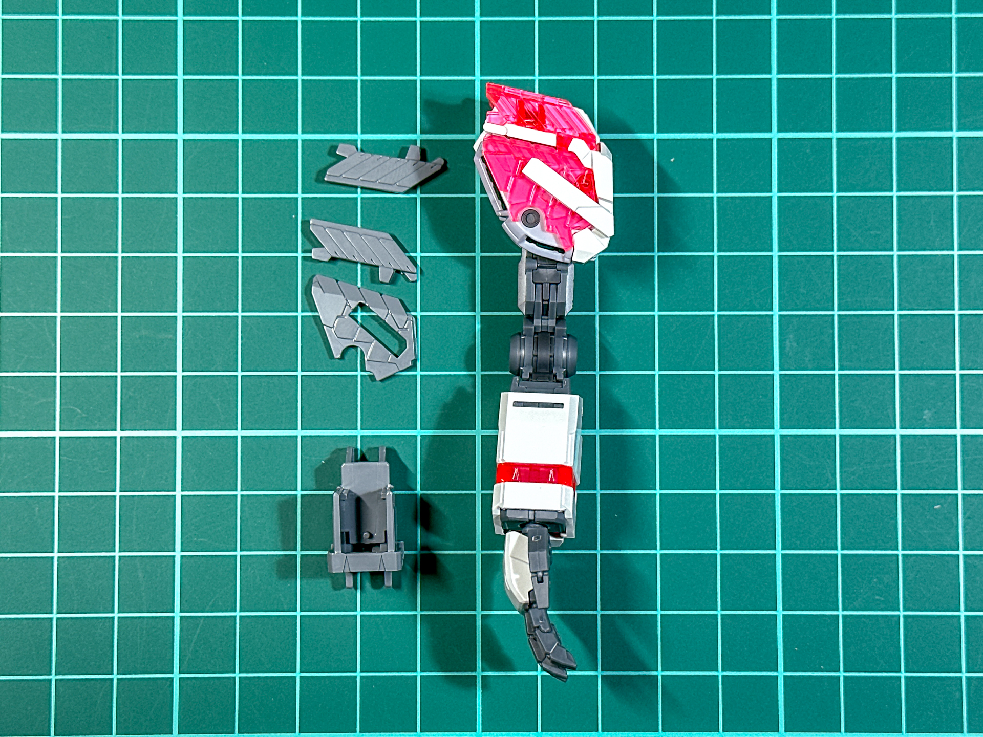 サイコフレームを装着した腕部。パーツの厚みの違いでサイコフレームの色にも濃淡が出ています。