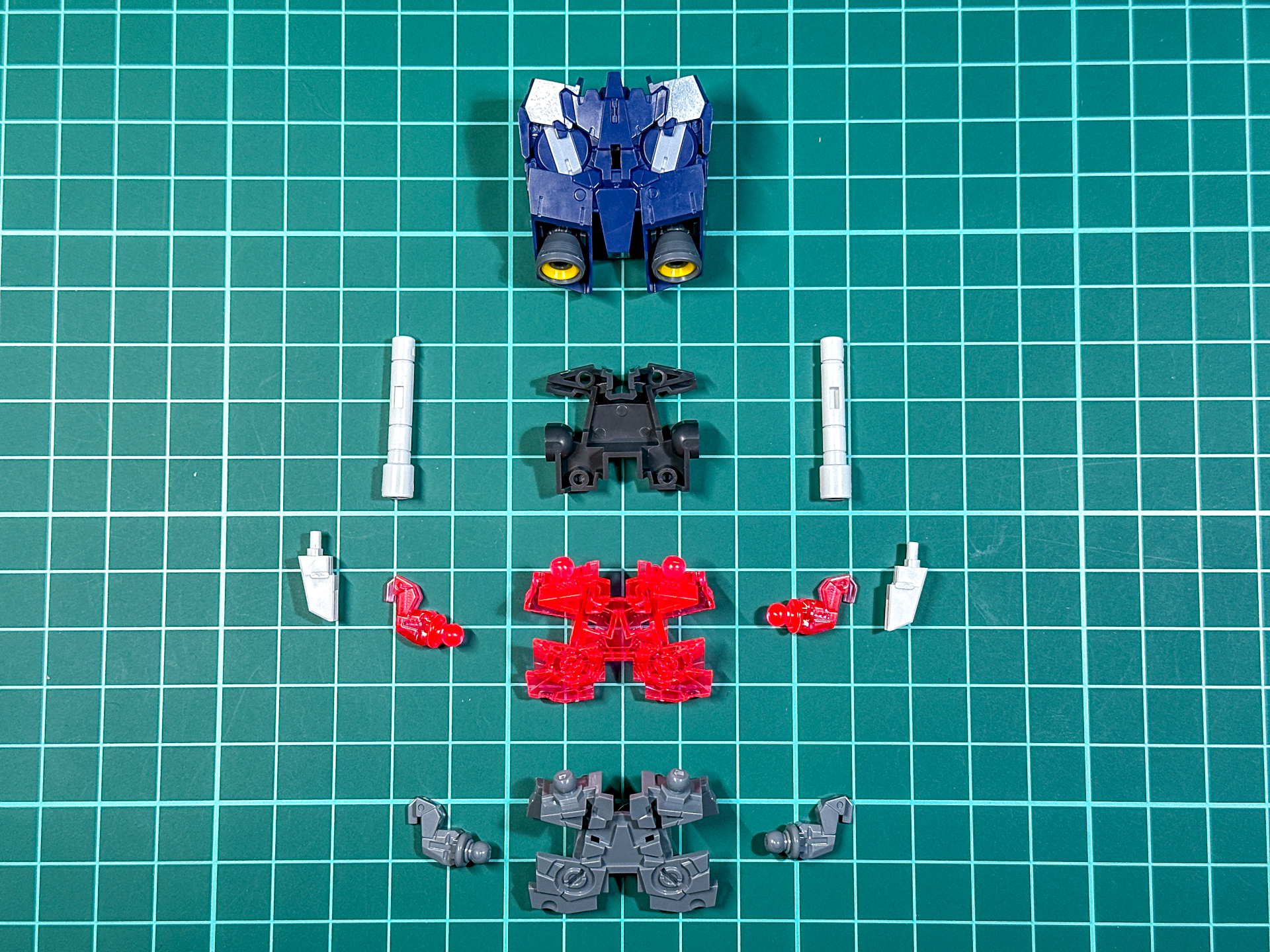 サイコフレーム装着前のバックパック。サイコフレームのユニットを装着します。