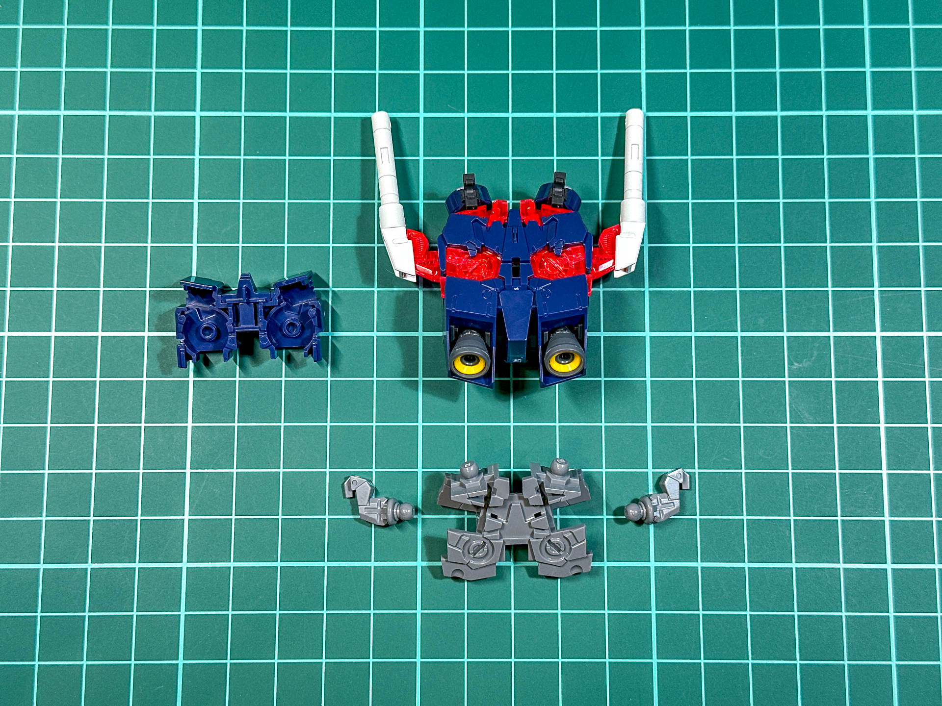 サイコフレームを装着したバックパック。内部構造の一部は余りパーツとなります。