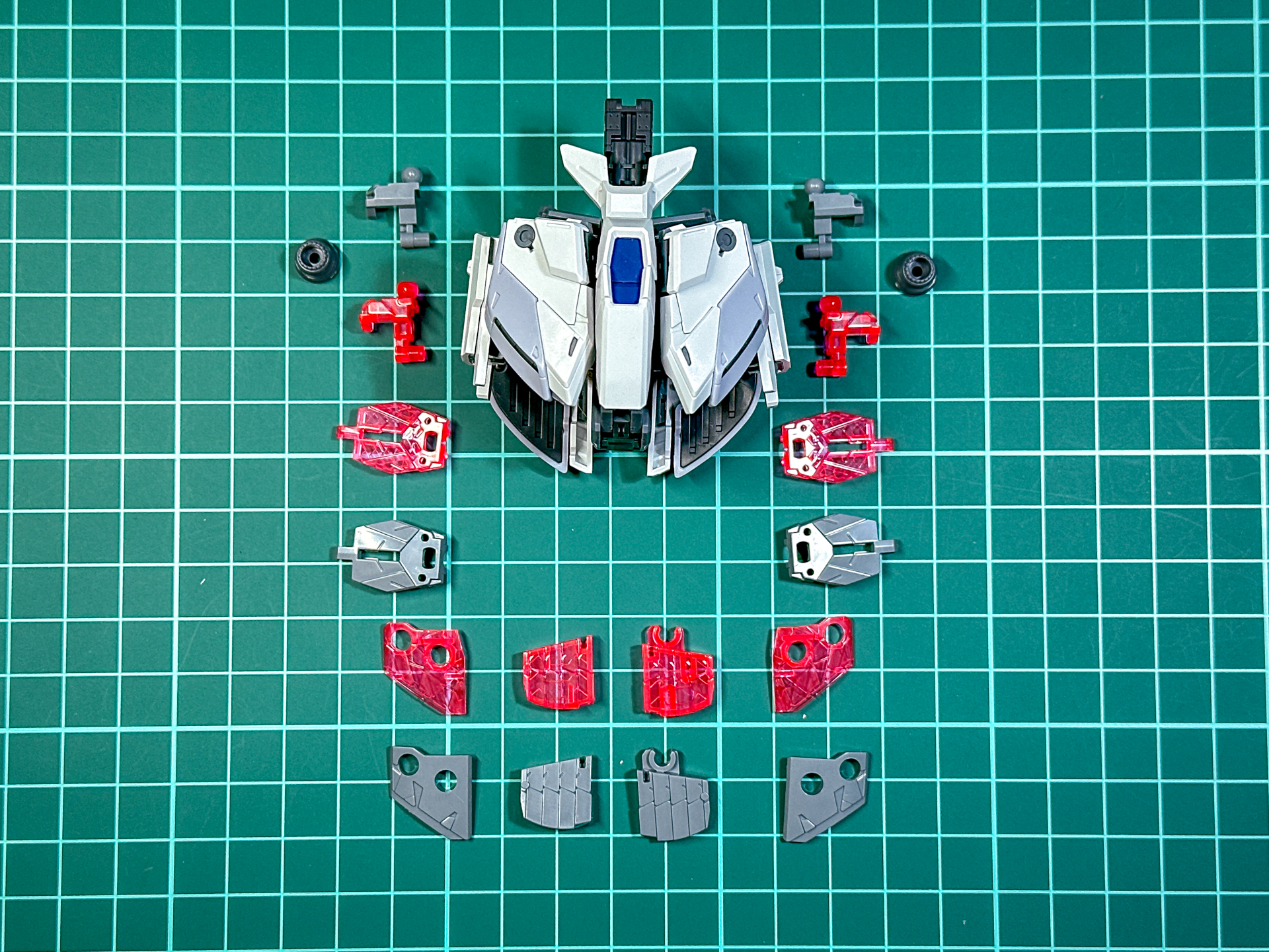 サイコフレーム装着前の腰部。各部にサイコフレームを装着します。