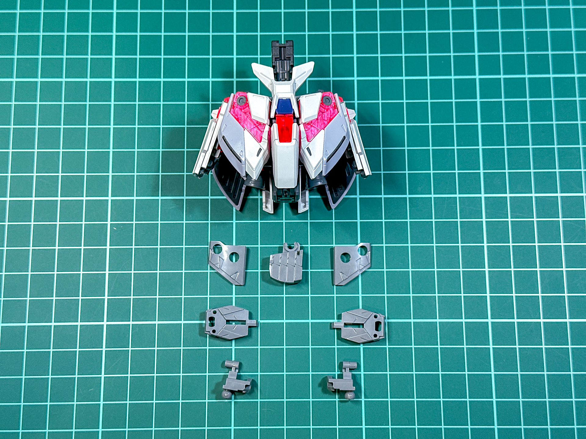 サイコフレームを装着した腰部。一部パーツは差し替えになります。