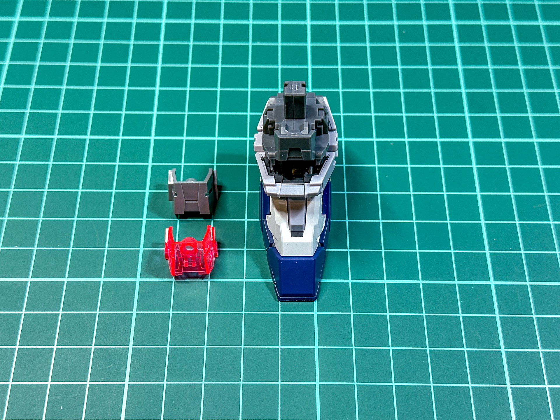 サイコフレーム装着前の足部。甲内部にサイコフレームを装着します。