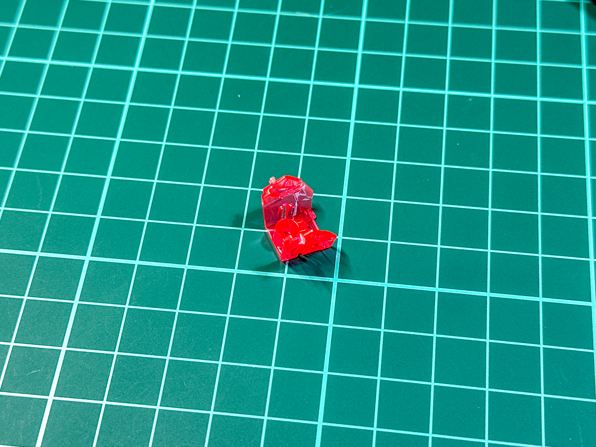 足部に装着するサイコフレームにはアンダーゲートが採用されています。