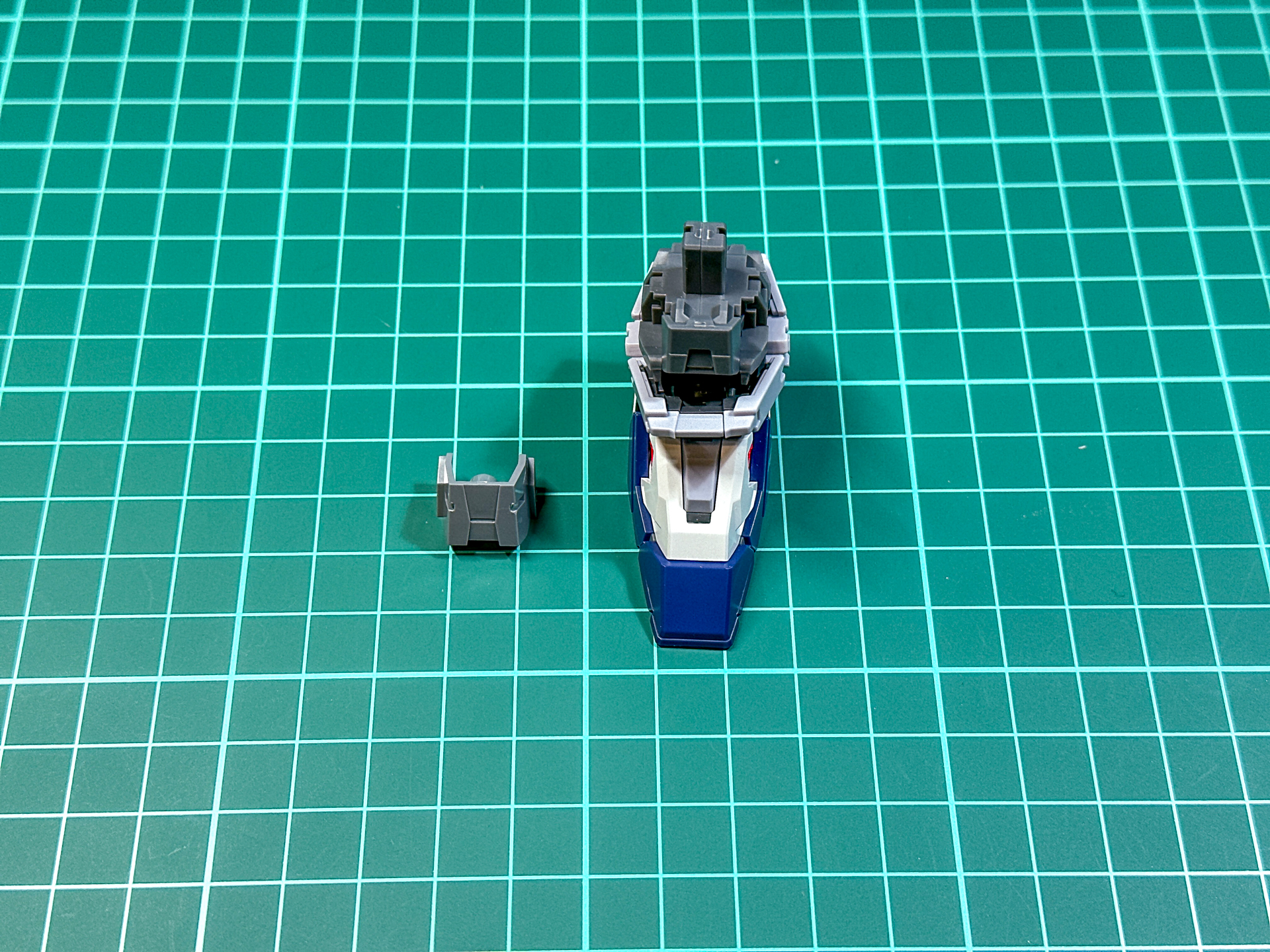 サイコフレームを装着した足部。外見上は大きな変化はありませんが時折輝くサイコフレームがアクセントになります。