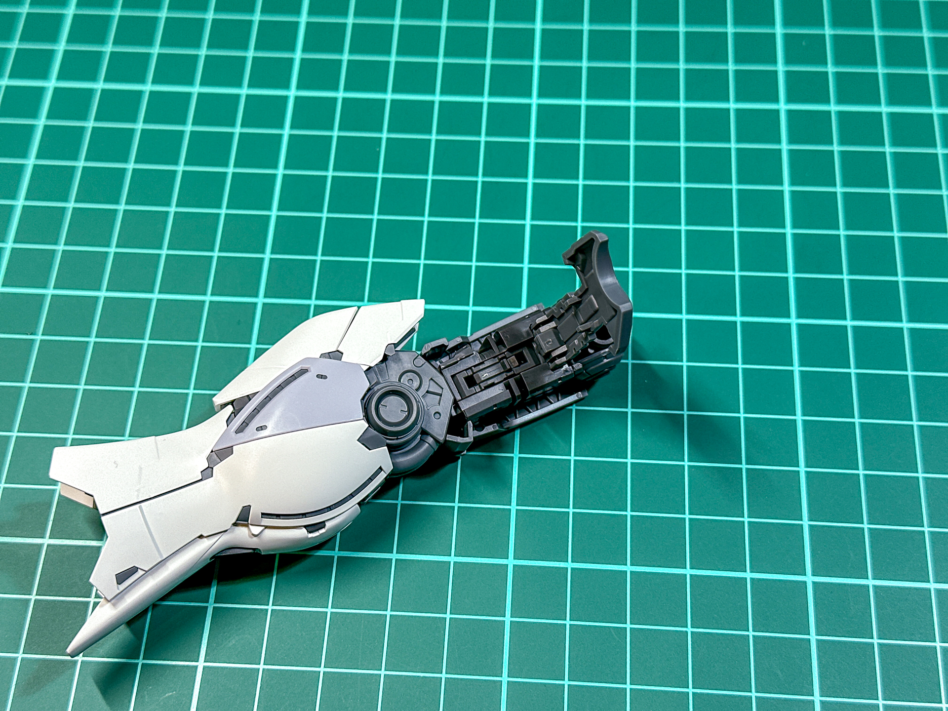 サイコフレームを装着した脚部。大腿部は内部フレームの伸縮ギミックにより太さが変わっていません。