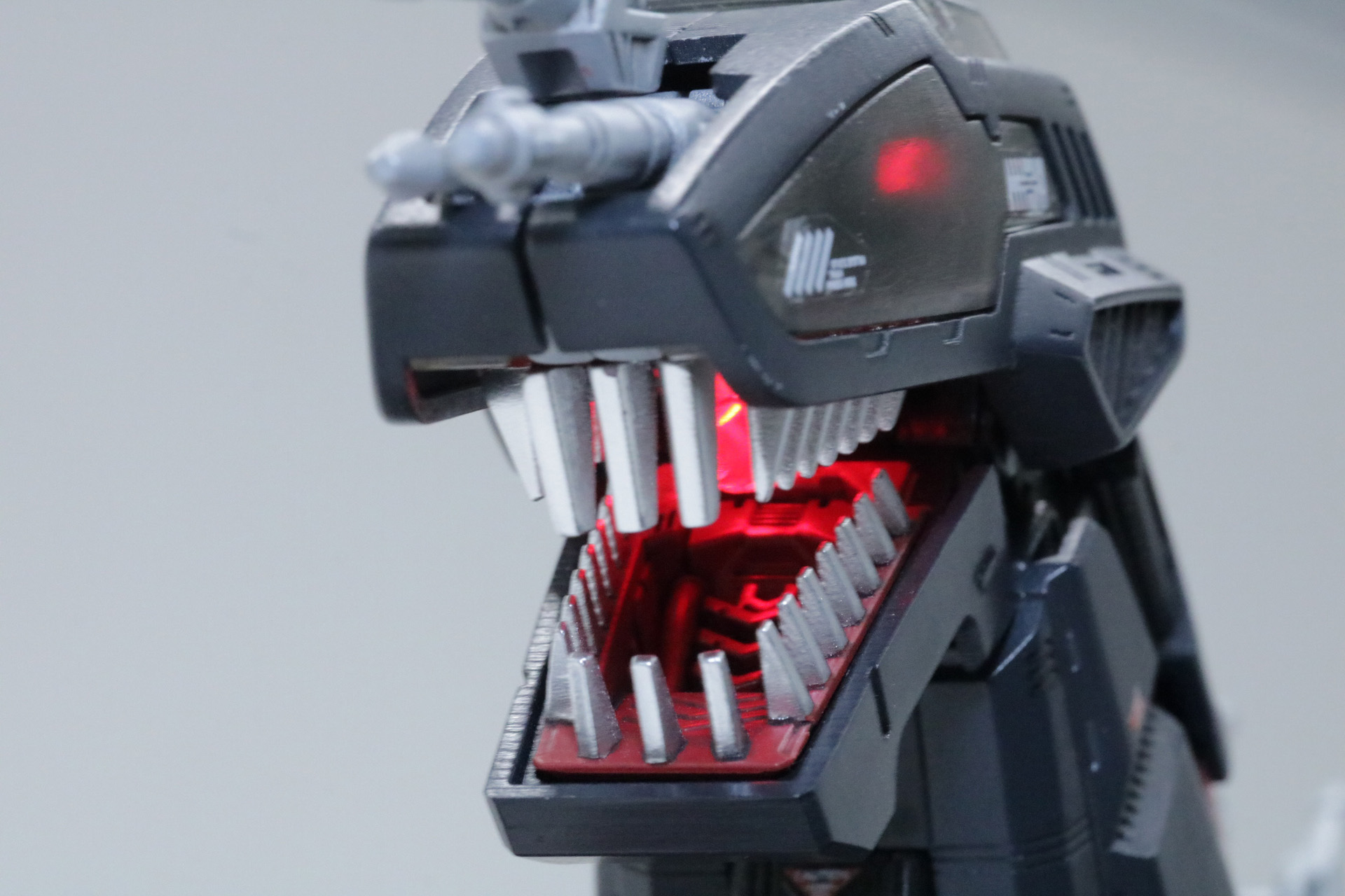 大口径荷電粒子砲を彷彿とさせる口内の発光