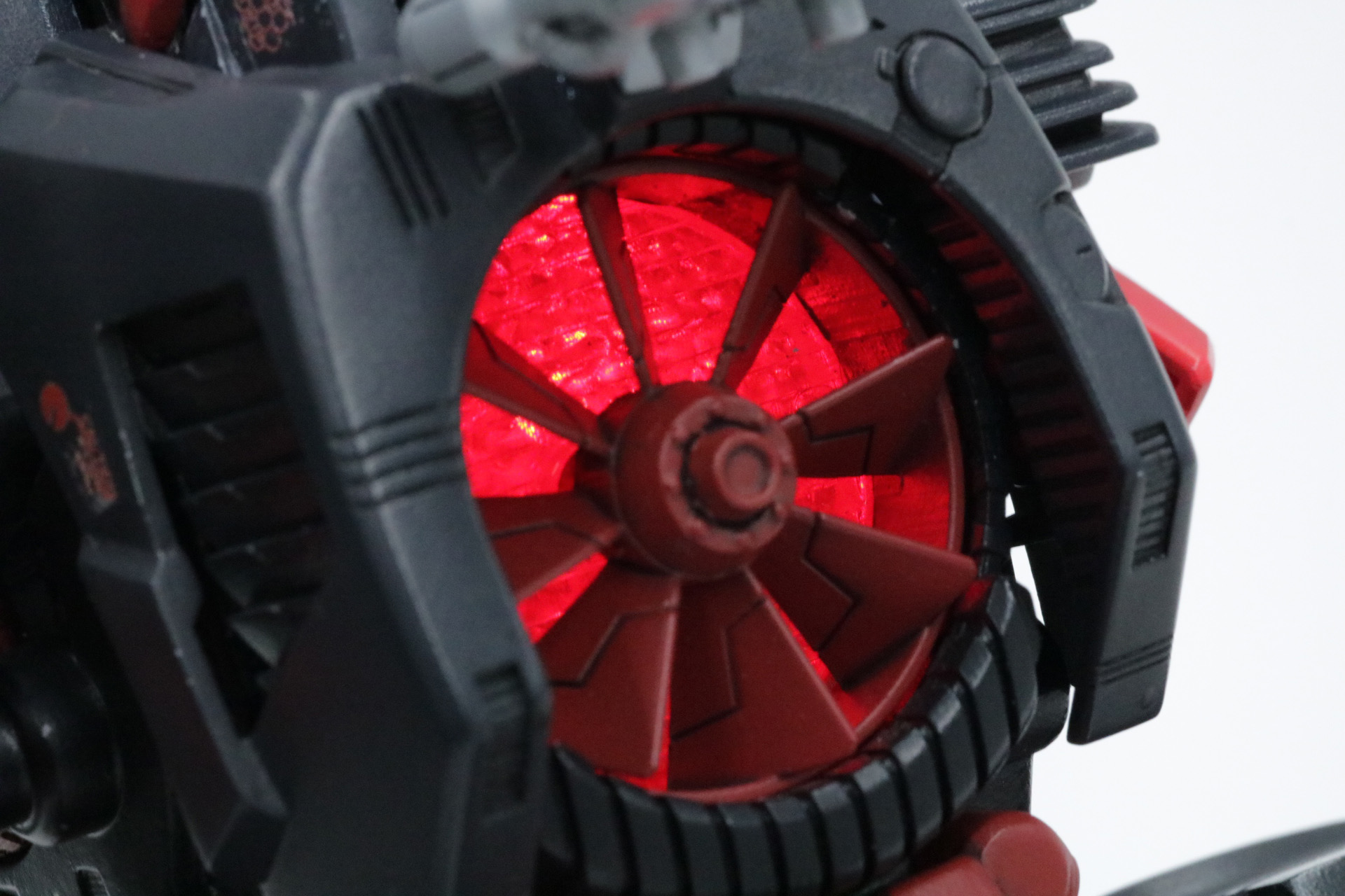 アニメにて大気中の荷電粒子を集める荷電粒子強制吸入ファンも内部が発光