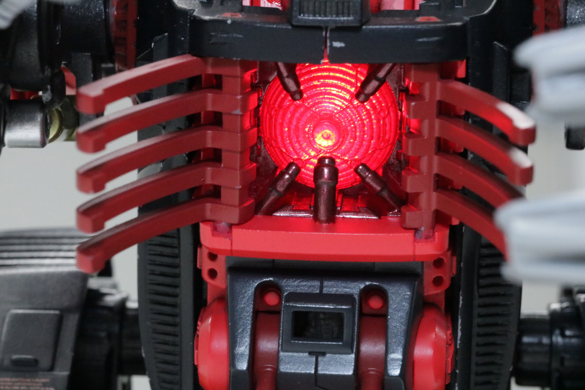 ゾイドコアも鮮やかに発光する