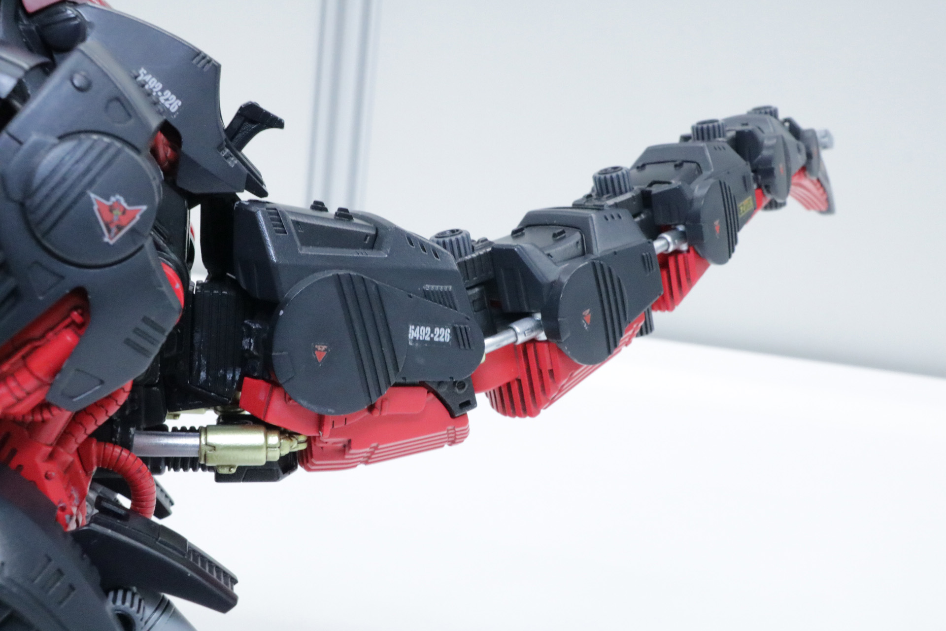 尻尾パーツも上がった状態となっている