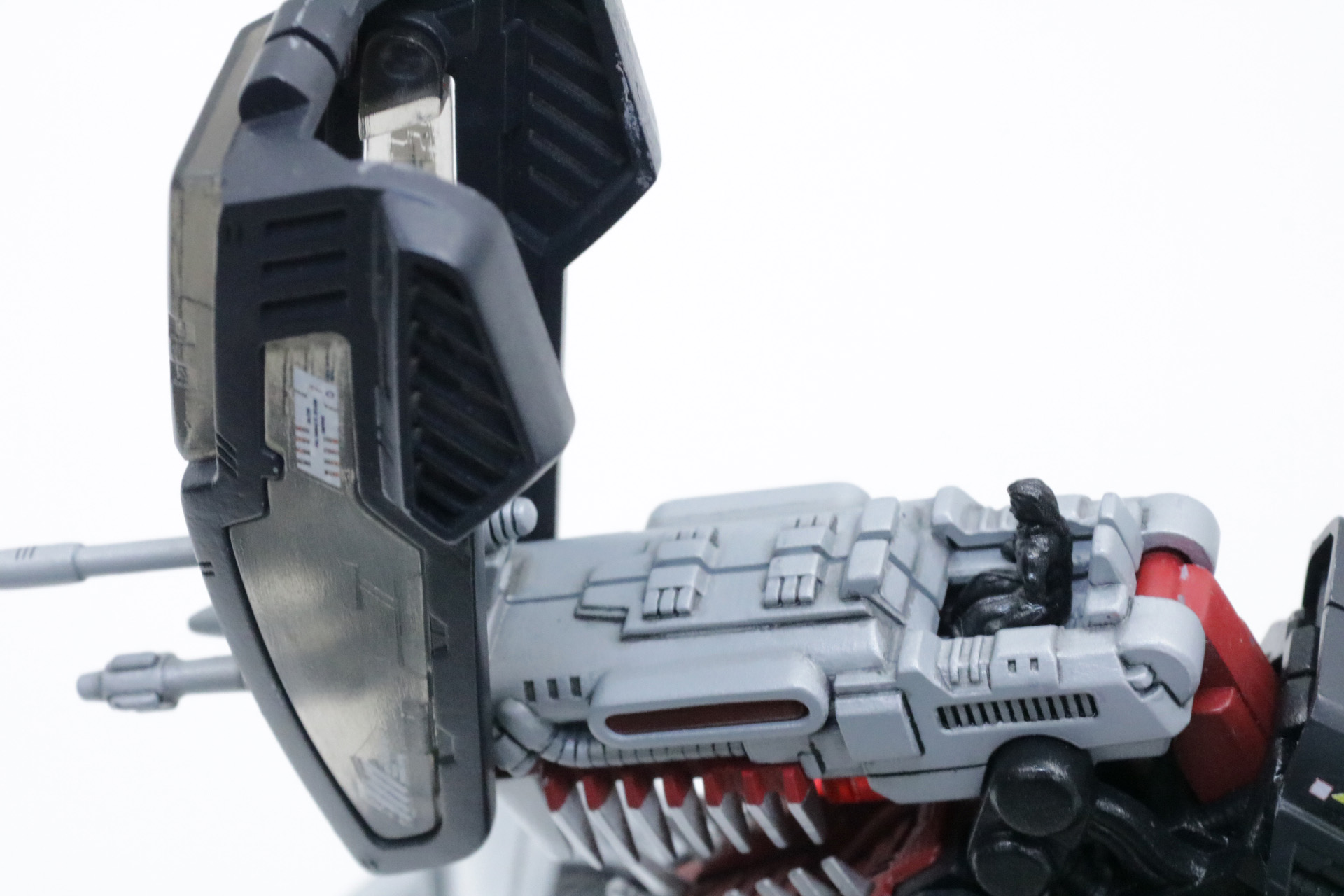 頭部も過去のキット同様に展開ができ、パイロットシートが設けらえている。乗っているのはギュンター・プロイツェンのフィギュア