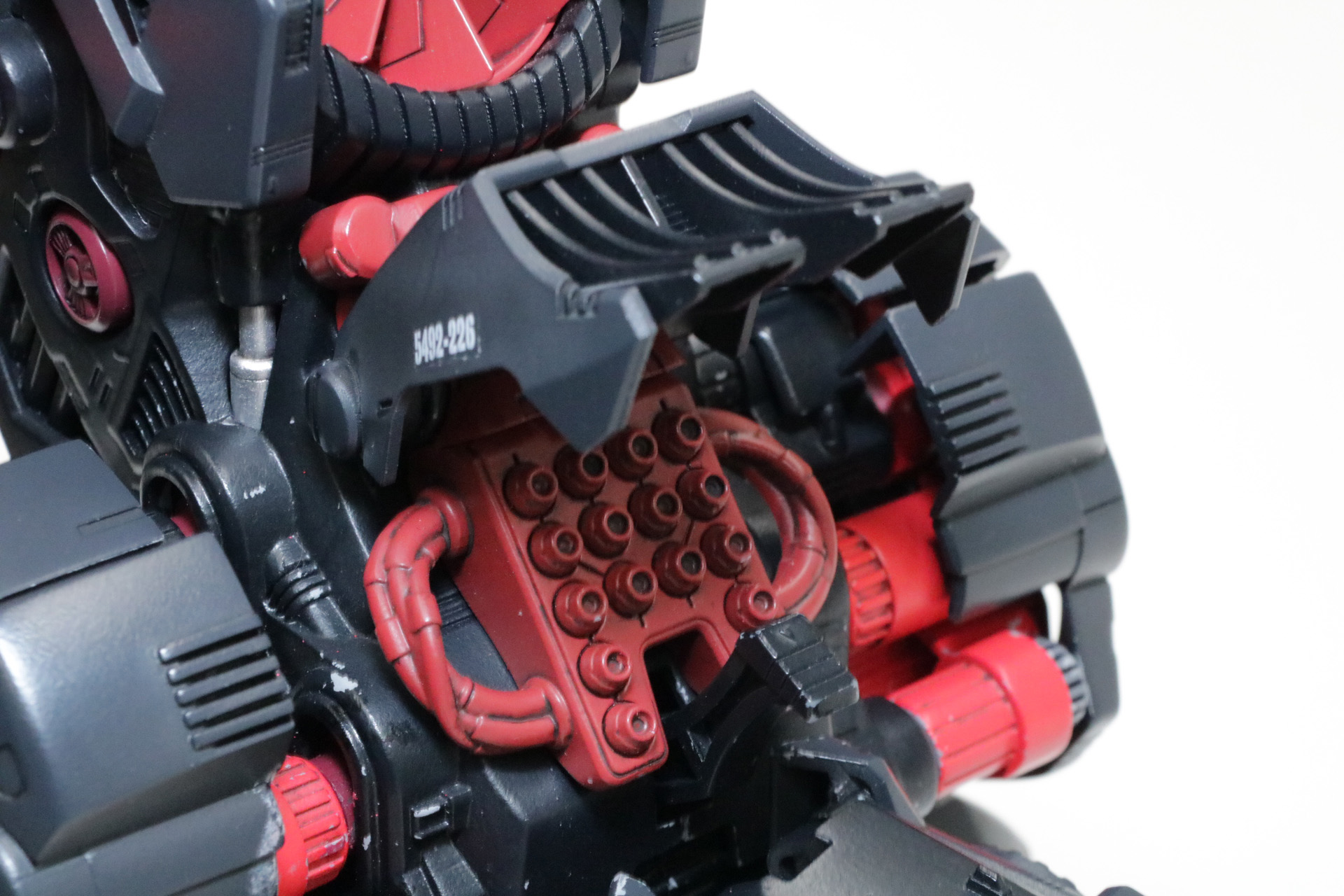 尾の付け根の16連装ミサイルランチャーハッチも開放可能