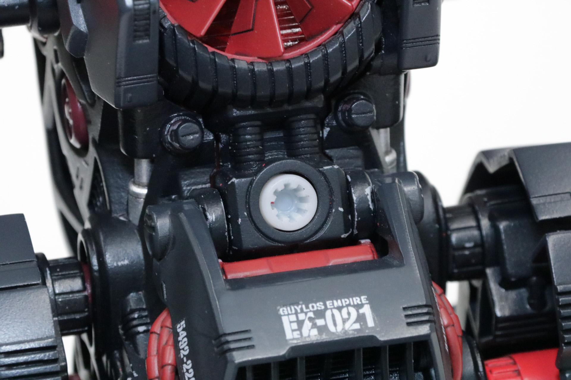 また荷電粒子強制吸入ファンの下部分のカバーを外すと軸部分が設けられている