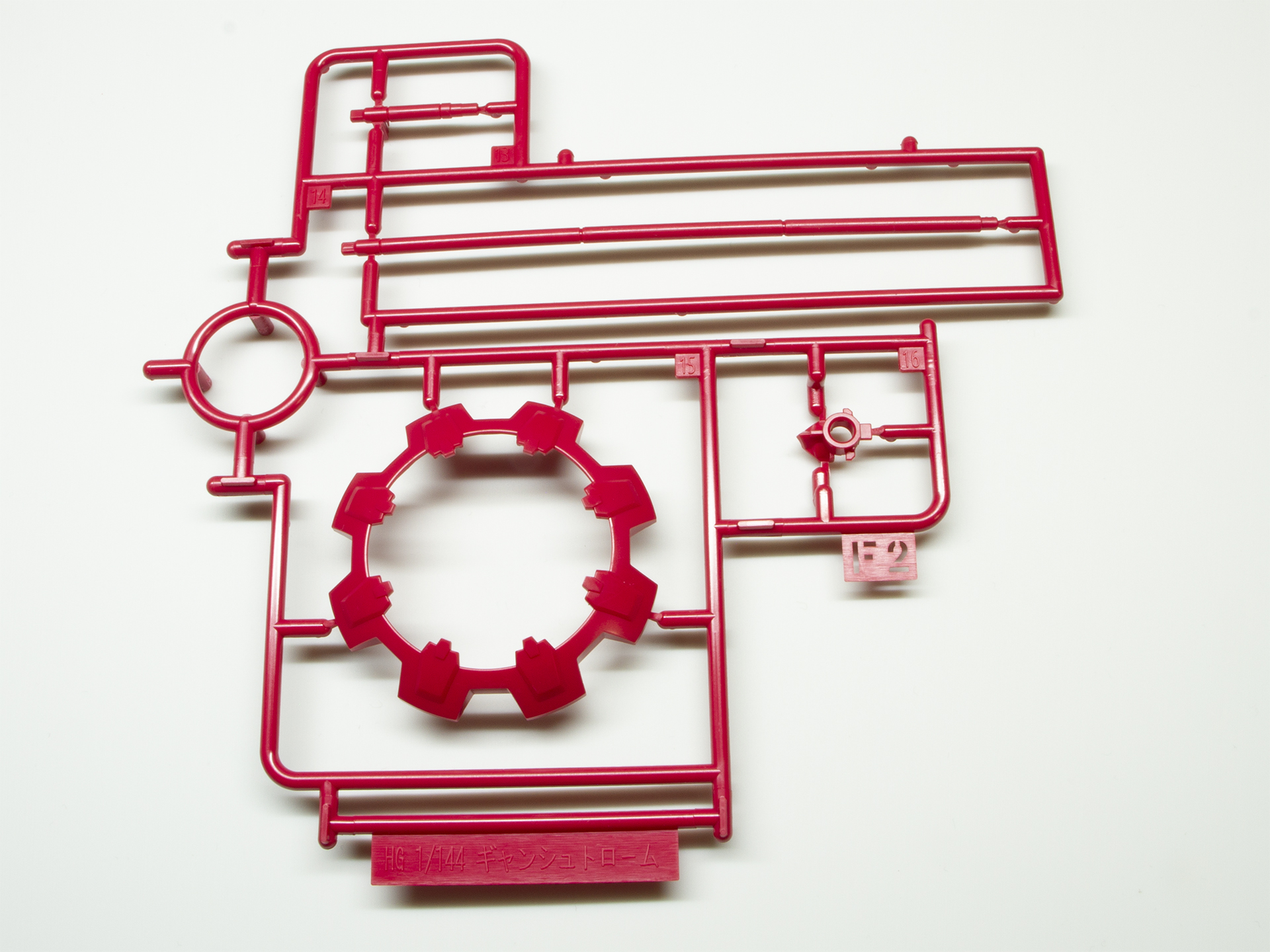 F2ランナー。シールドやビームアックス、頭部の赤い部分のパーツ