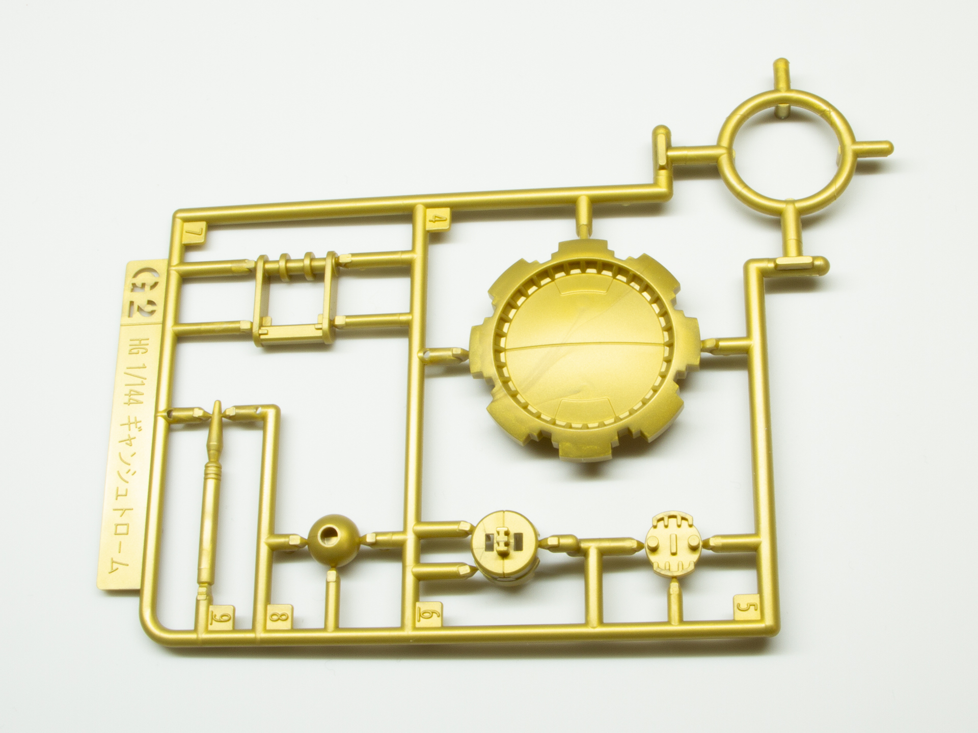 G2ランナー。シールドやビームサーベルの金色のパーツ