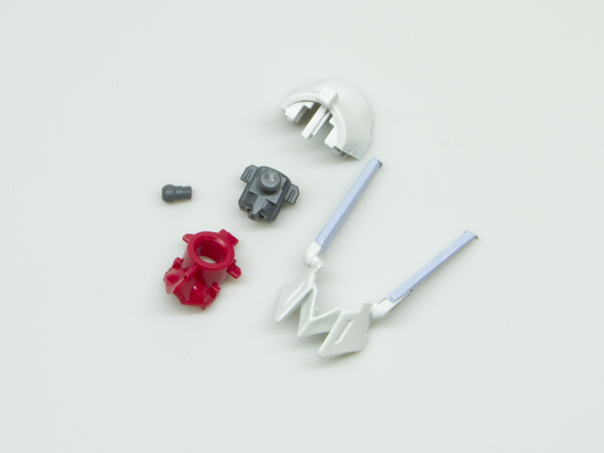 赤いパーツが首ジョイントの軸受けになっている