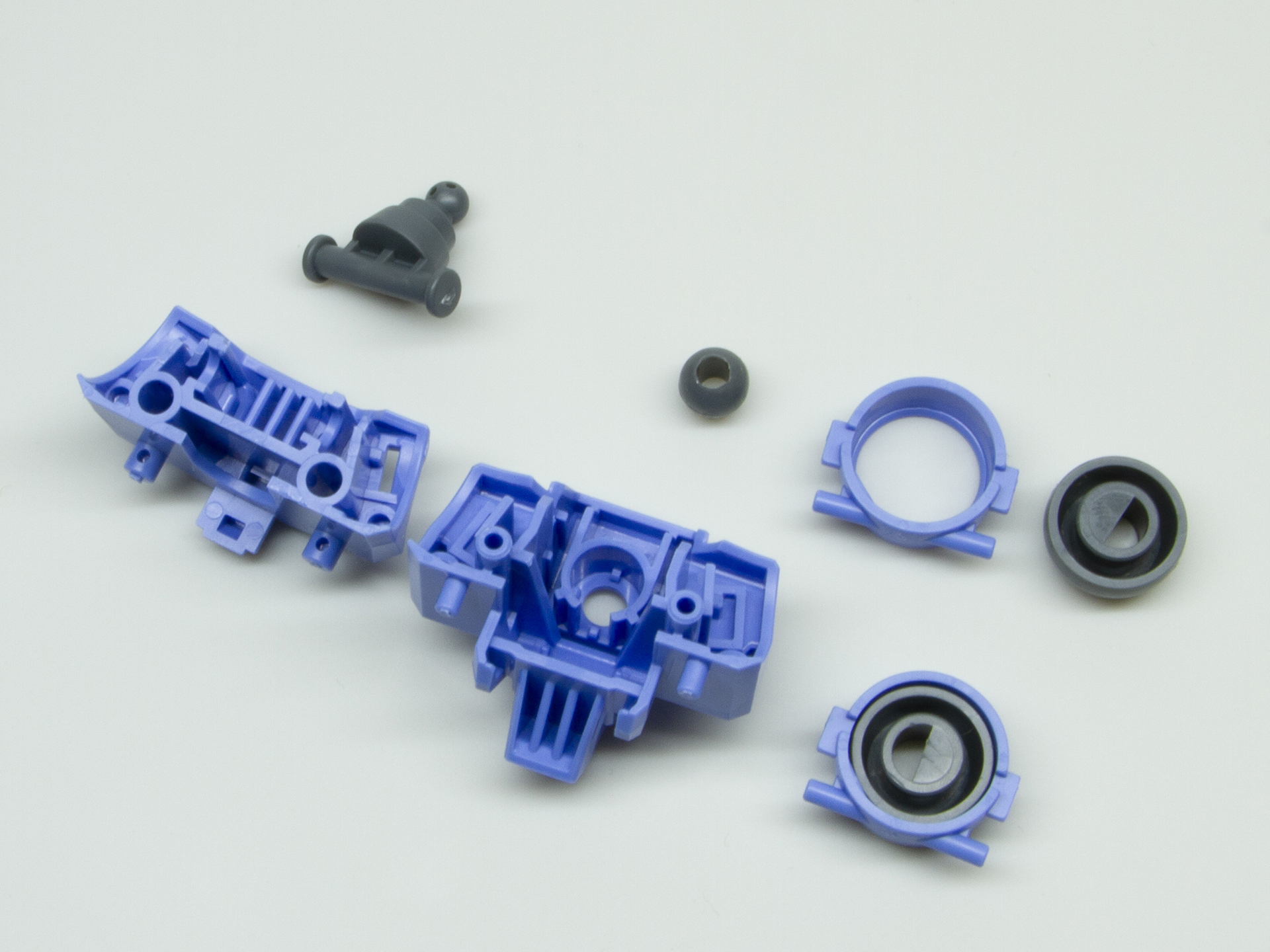 この複雑な面の集合が、スカイブルーのパーツだけで言えば4パーツで仕上がるのが面白い