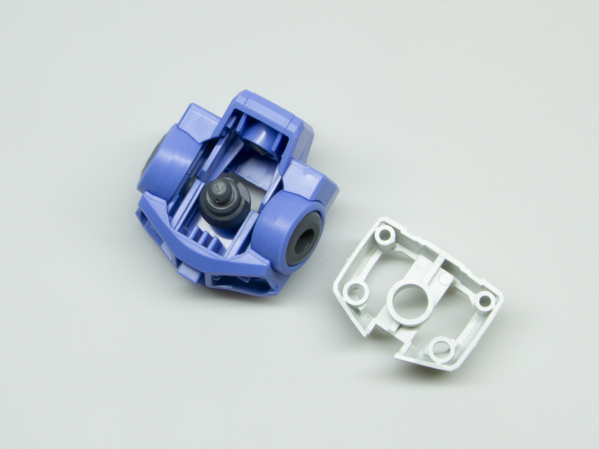 この複雑な面の集合が、スカイブルーのパーツだけで言えば4パーツで仕上がるのが面白い