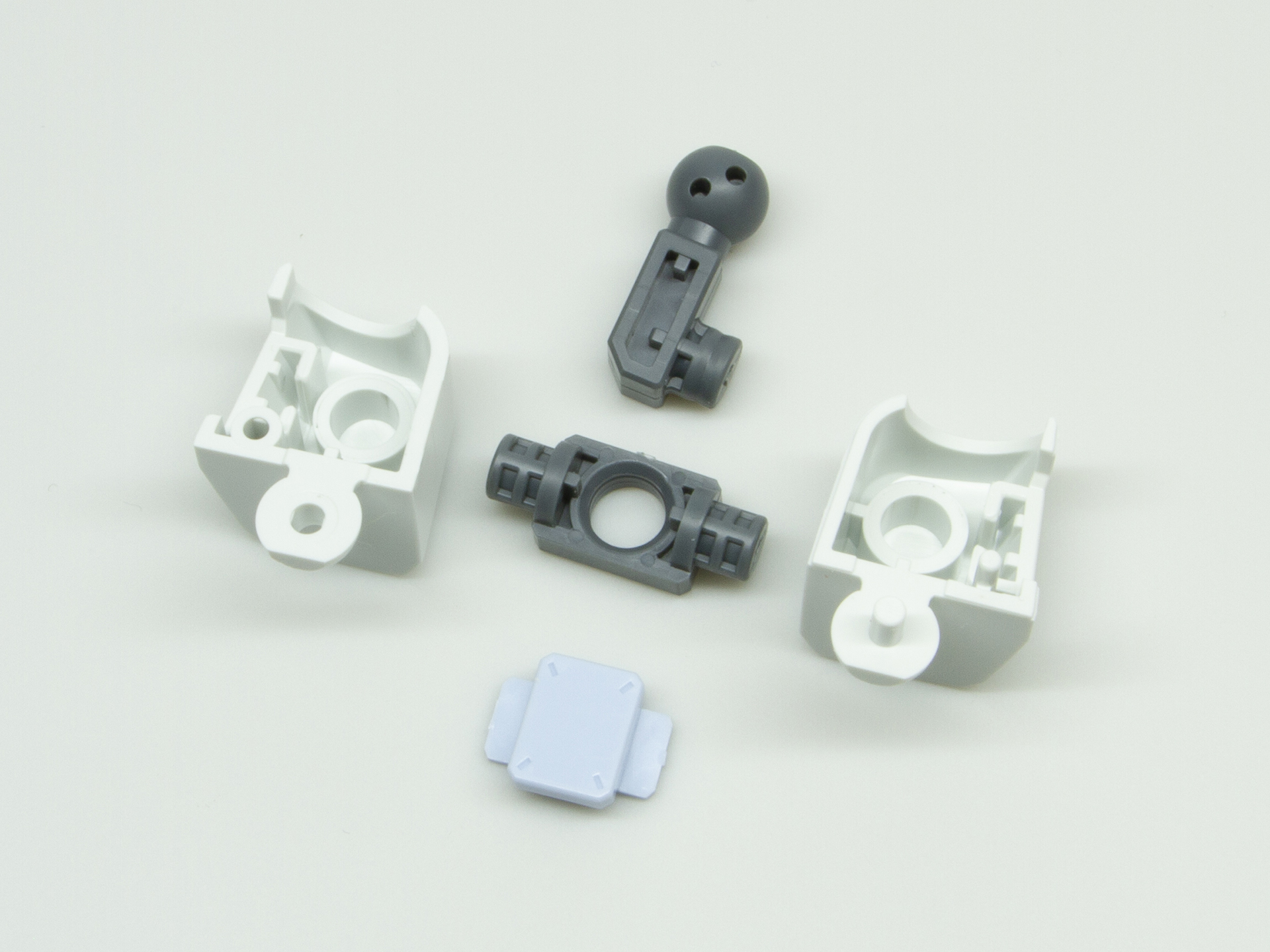 この複雑な面の集合が、スカイブルーのパーツだけで言えば4パーツで仕上がるのが面白い