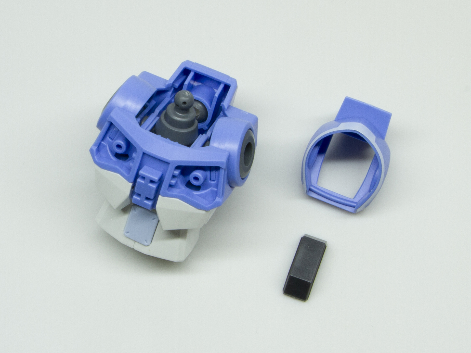 この複雑な面の集合が、スカイブルーのパーツだけで言えば4パーツで仕上がるのが面白い