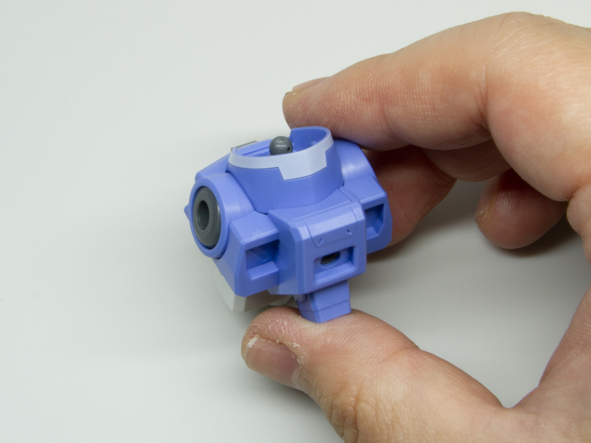 この複雑な面の集合が、スカイブルーのパーツだけで言えば4パーツで仕上がるのが面白い