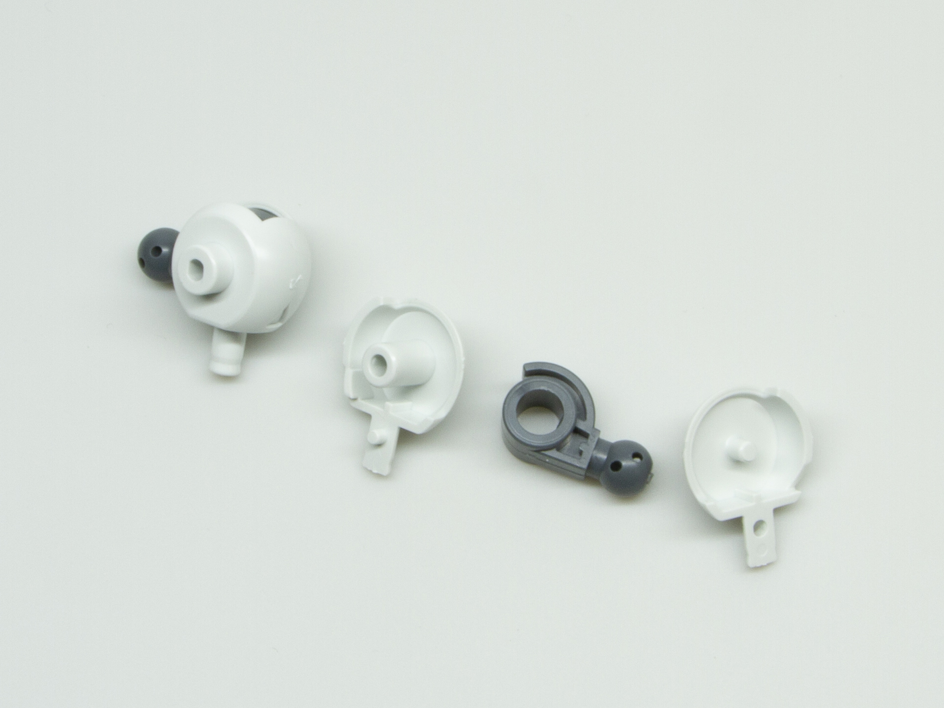 肩装甲側にスライドギミック用の穴が設けられている