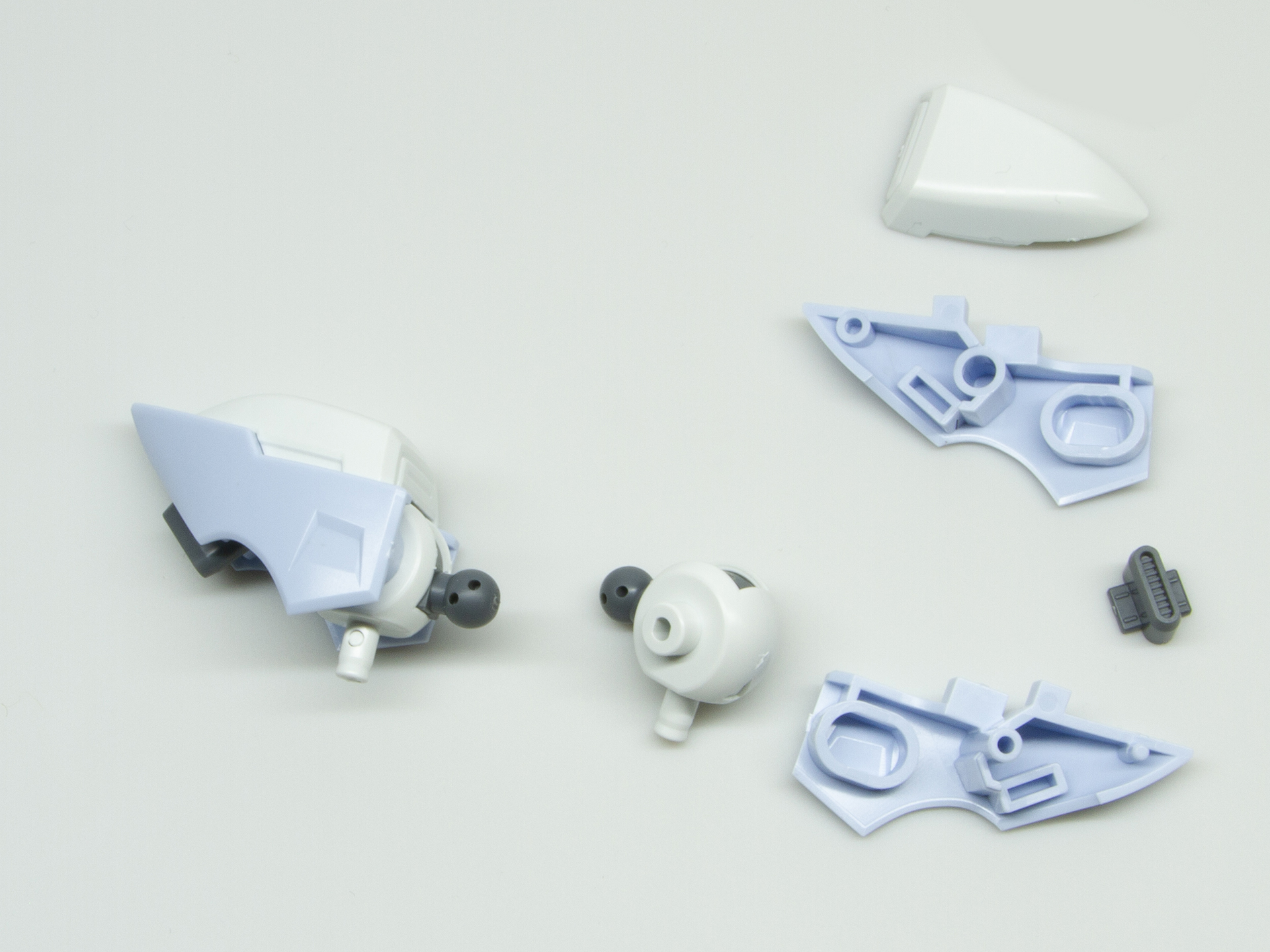 肩装甲側にスライドギミック用の穴が設けられている