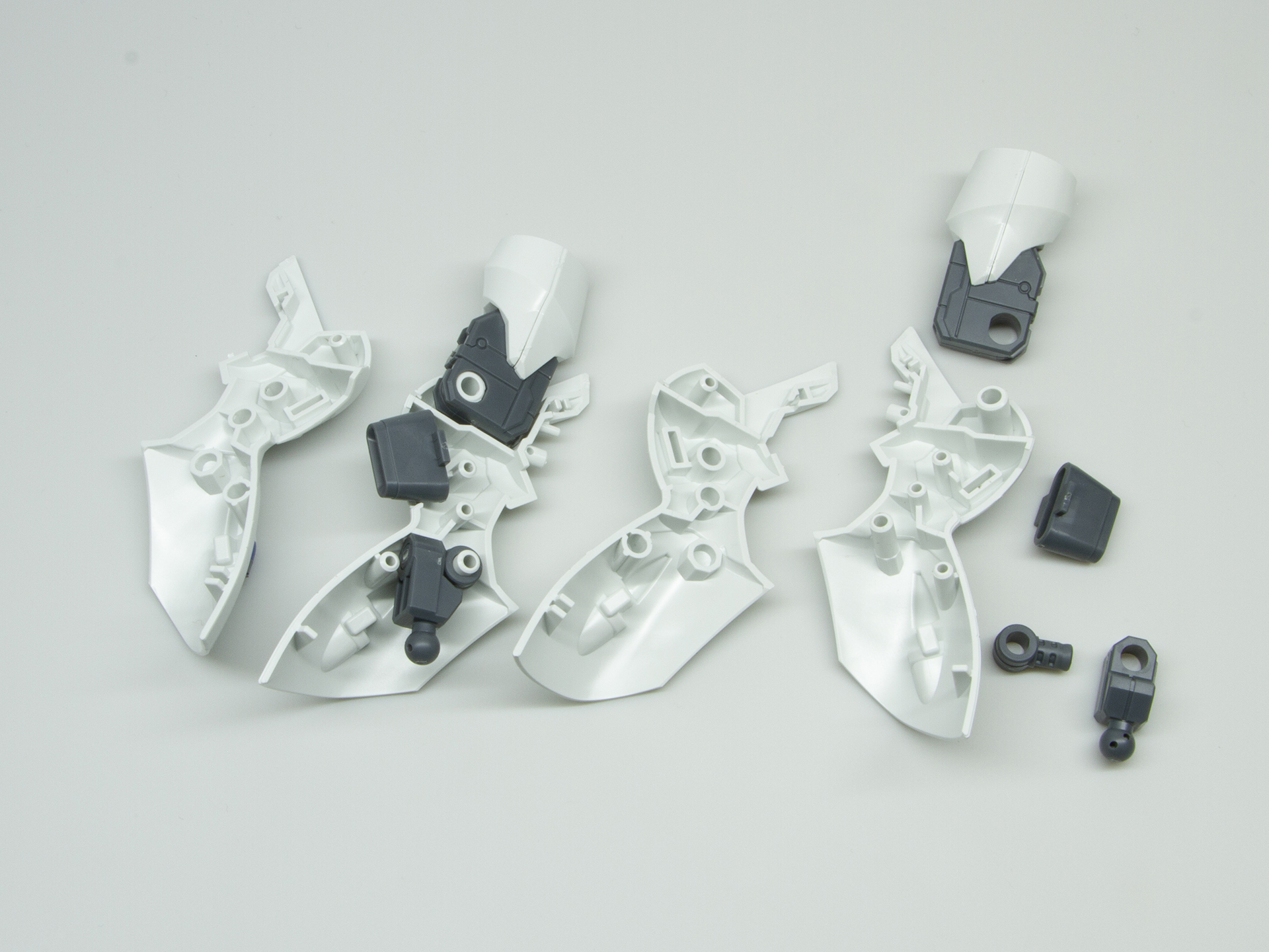 膝関節はすね部分に組み付ける際の方向に注意する