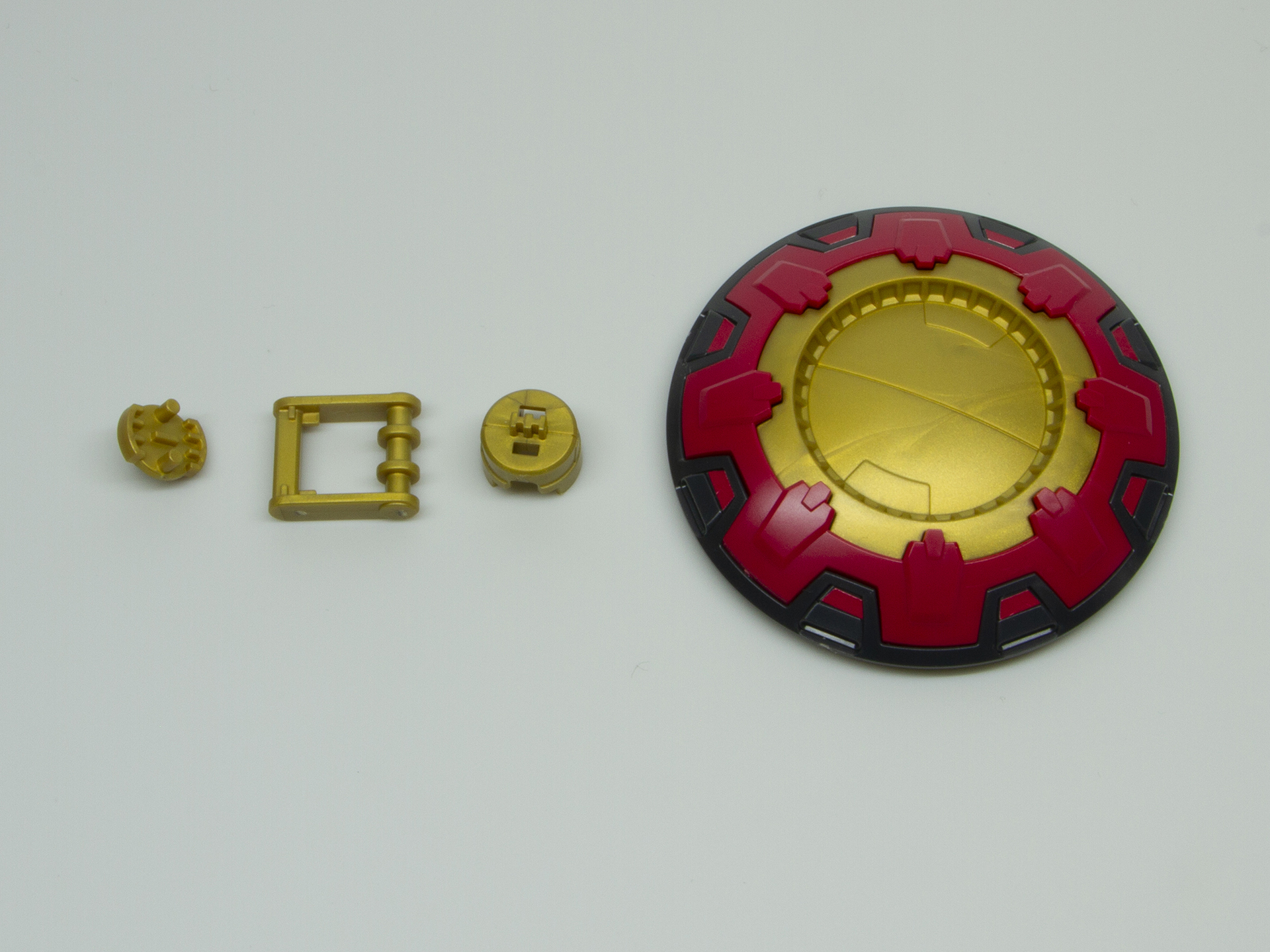 エフェクトパーツはシールド裏に仕込まれた穴にはめ込む形で組み立てる