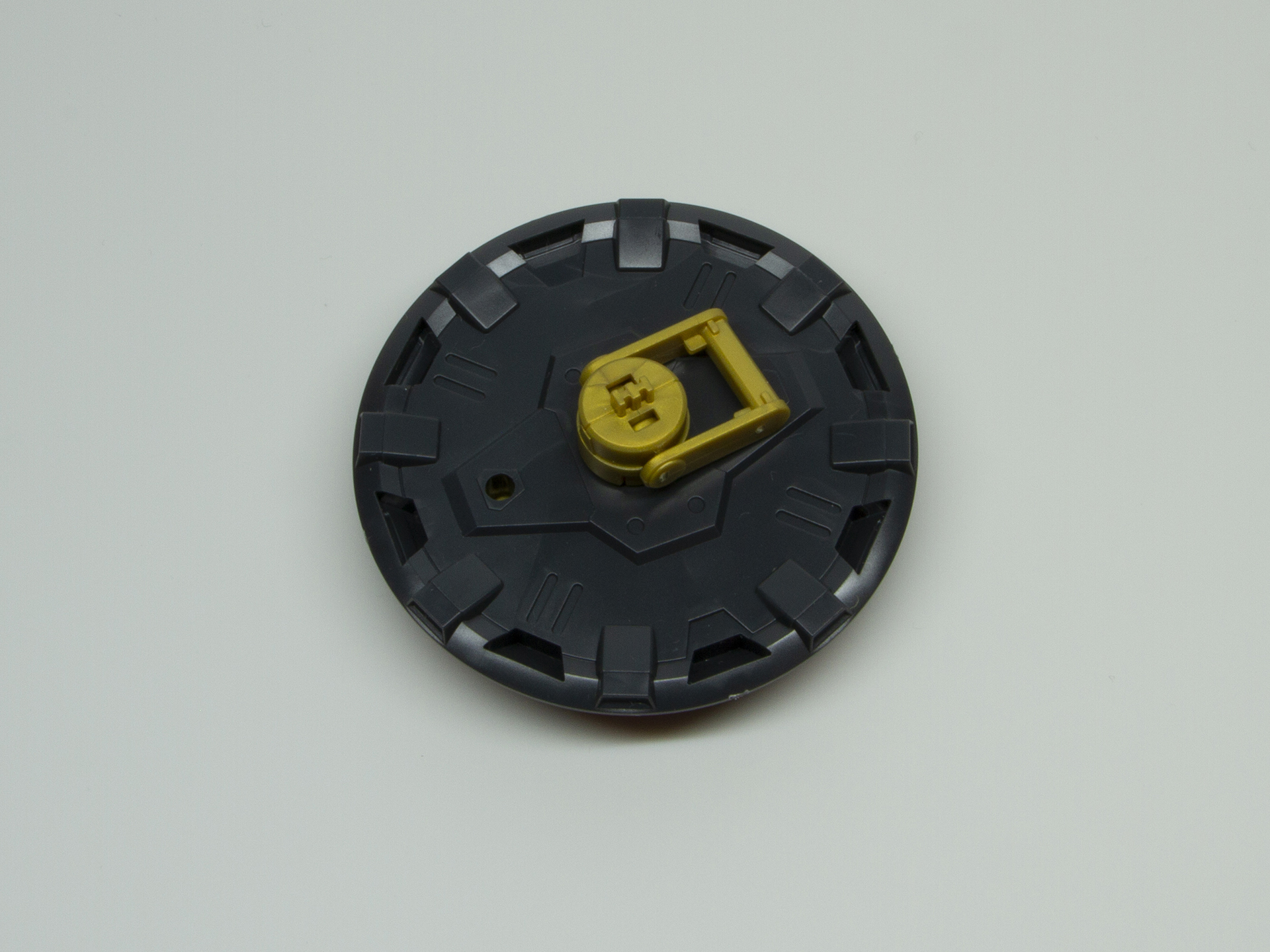 エフェクトパーツはシールド裏に仕込まれた穴にはめ込む形で組み立てる