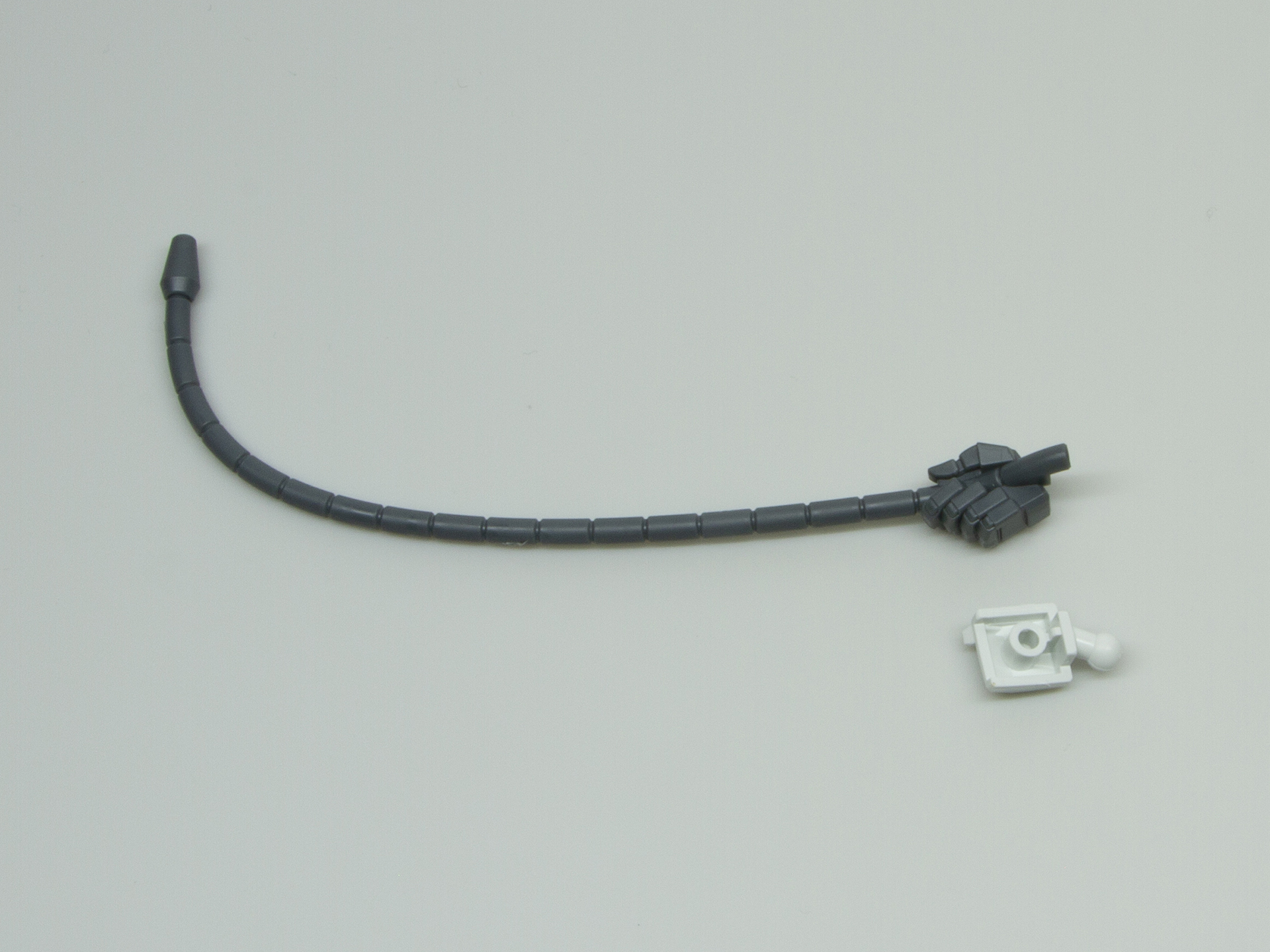 ヒートロッドは右手と一体化しており、これを手の甲と組み合わせる