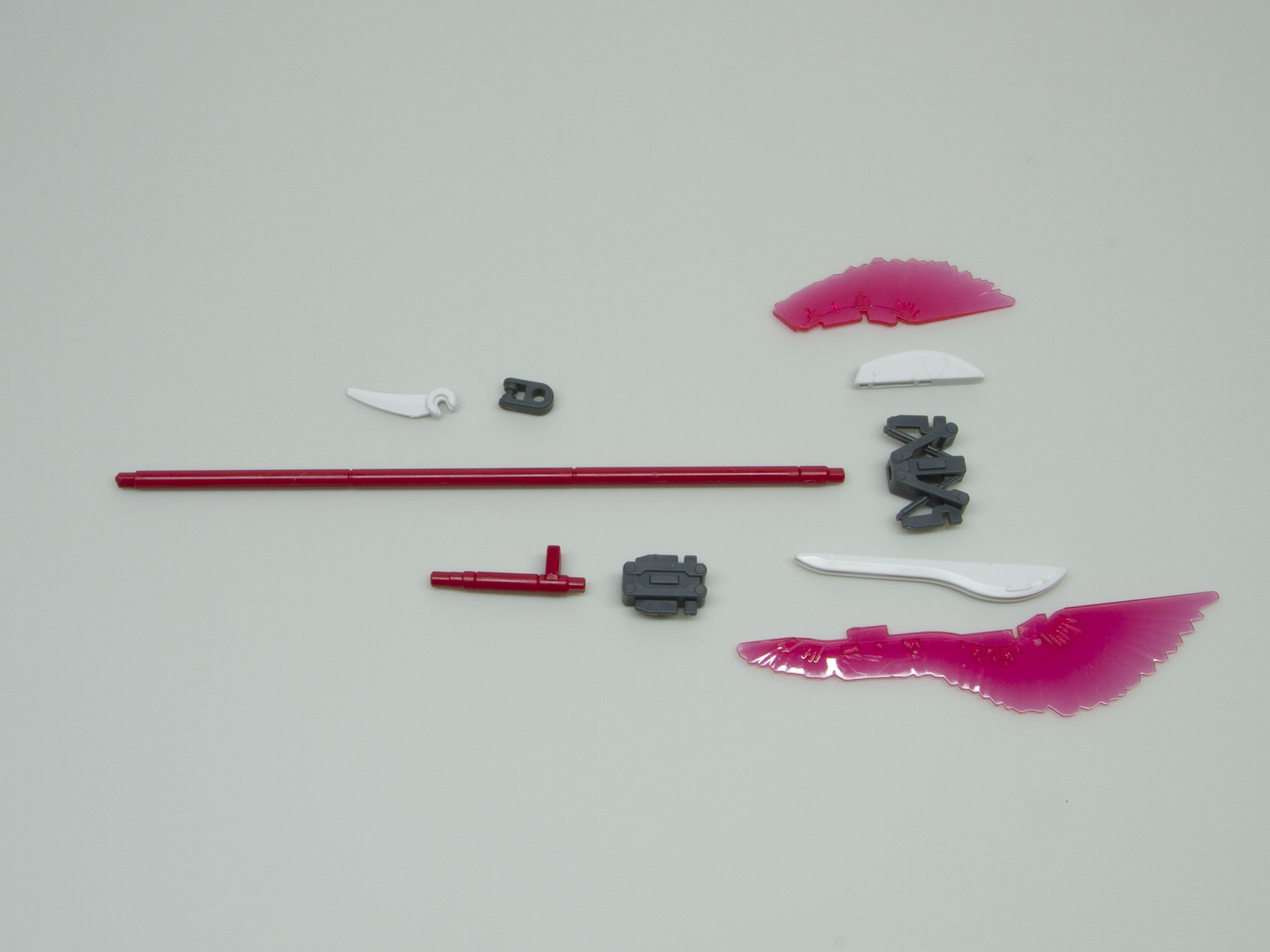 ビームアックスは柄、石突2パーツ、刃の基部3パーツにエフェクトパーツを付けるもの。刃の基部はジャッキのように展開するものだと初めて知った