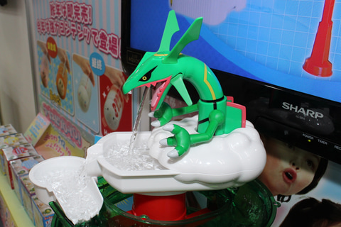 こだわり抜いて造形されたレックウザの身体をそうめんが流れる