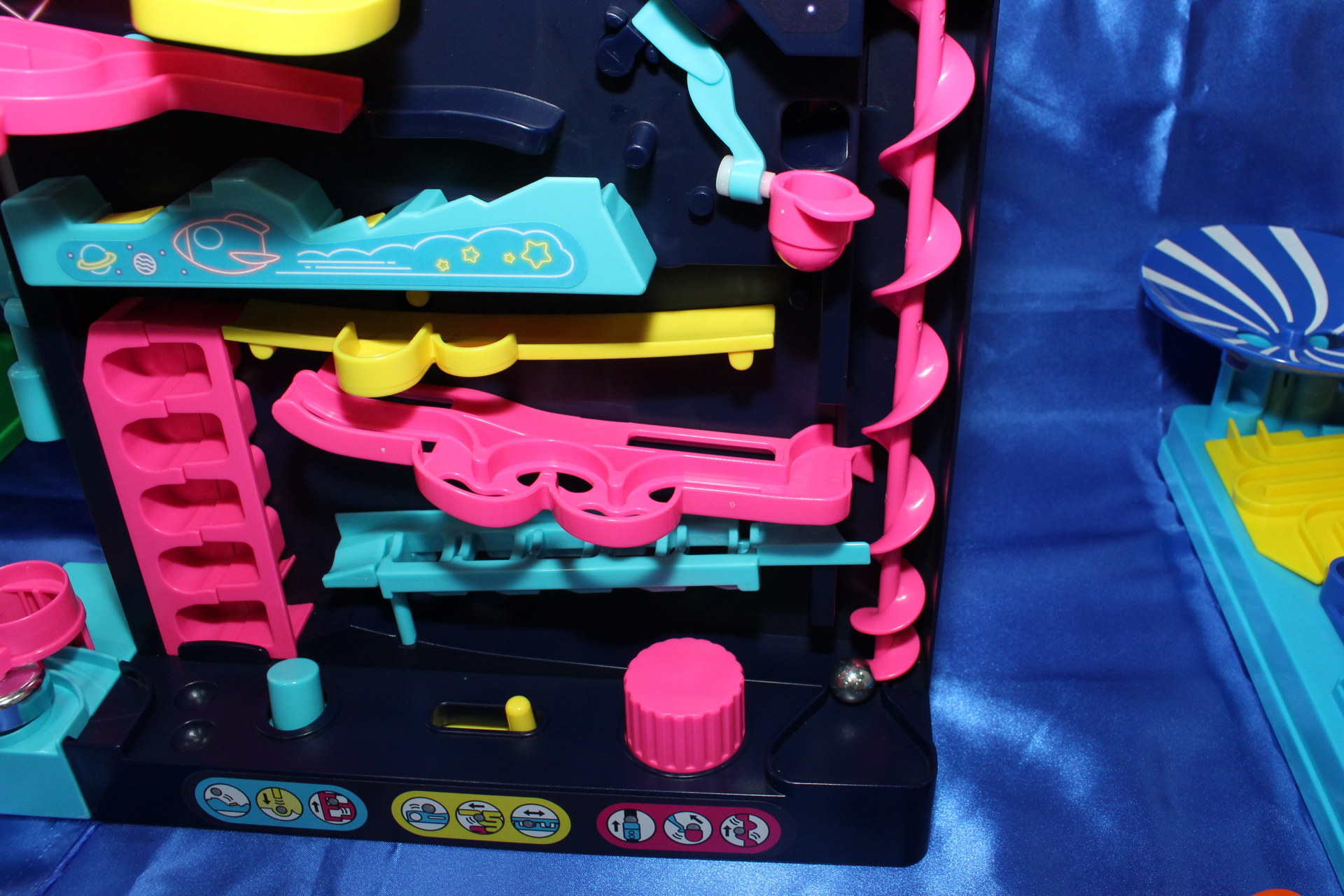 スタート地点は右下から。螺旋状の「スパイラルクライミング」を登ったボールは、途中の分岐点で別のギミックへと流れていく