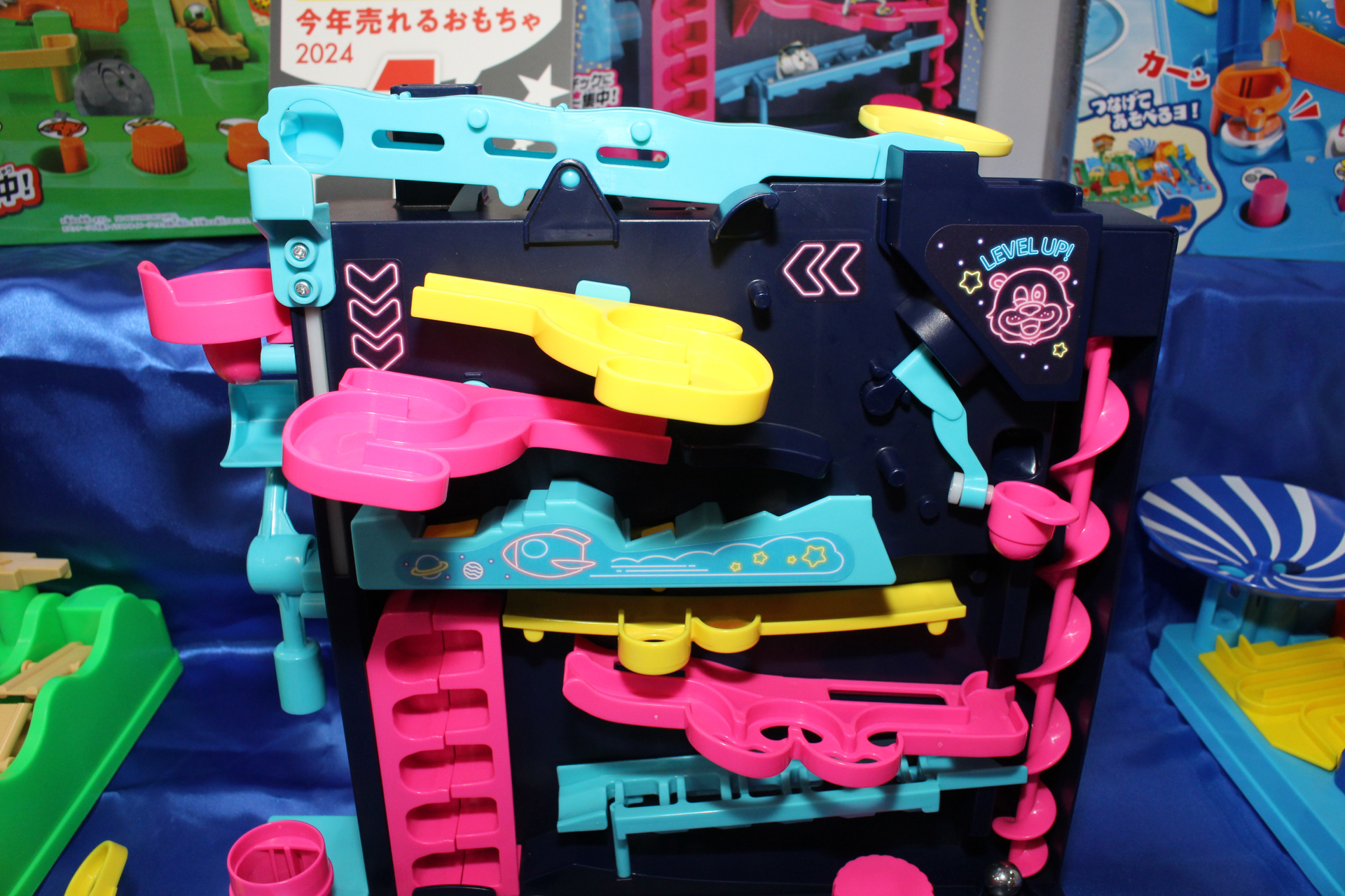 傾斜と重力を利用したギミックが多数。タイミングを見誤ると、コースアウトしてボールが下まで落ちてしまうことも