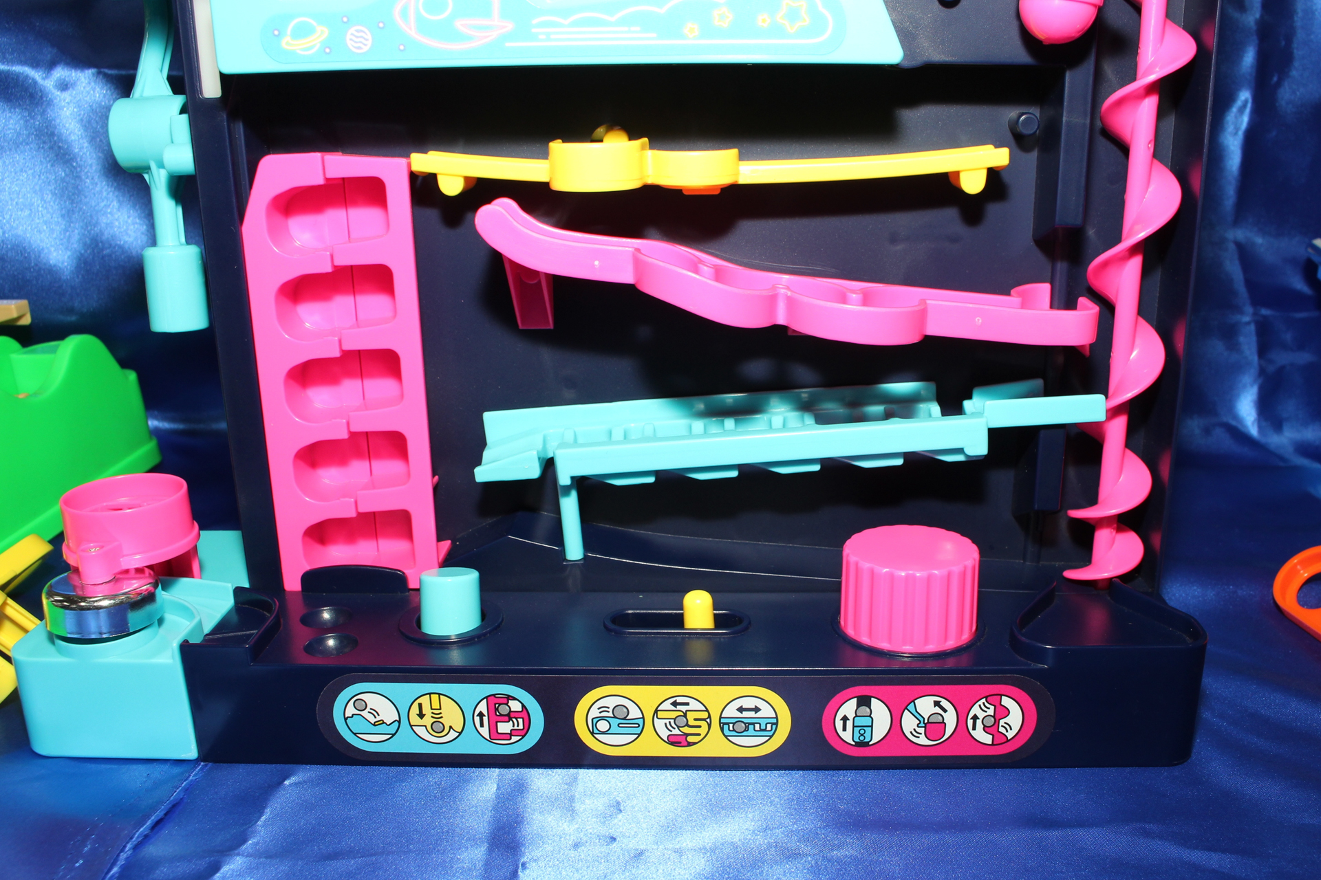 3つの操作用コントローラー。対応する箇所のアイコンも表示されている