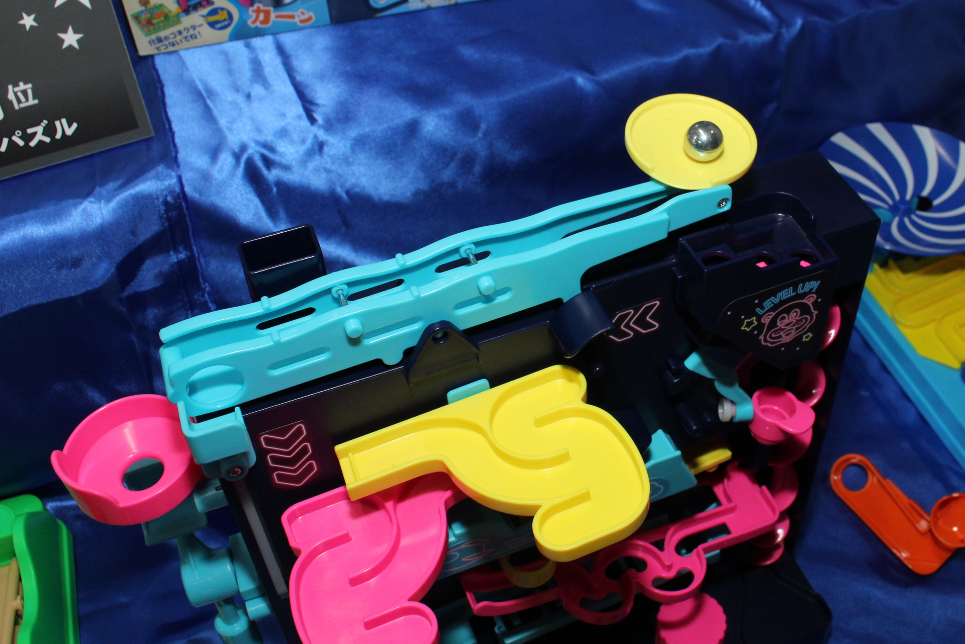 頂点のスカイスロープ。ボールはここを通って左のカップに落ち、回転するバケットを経由してゴールに入る