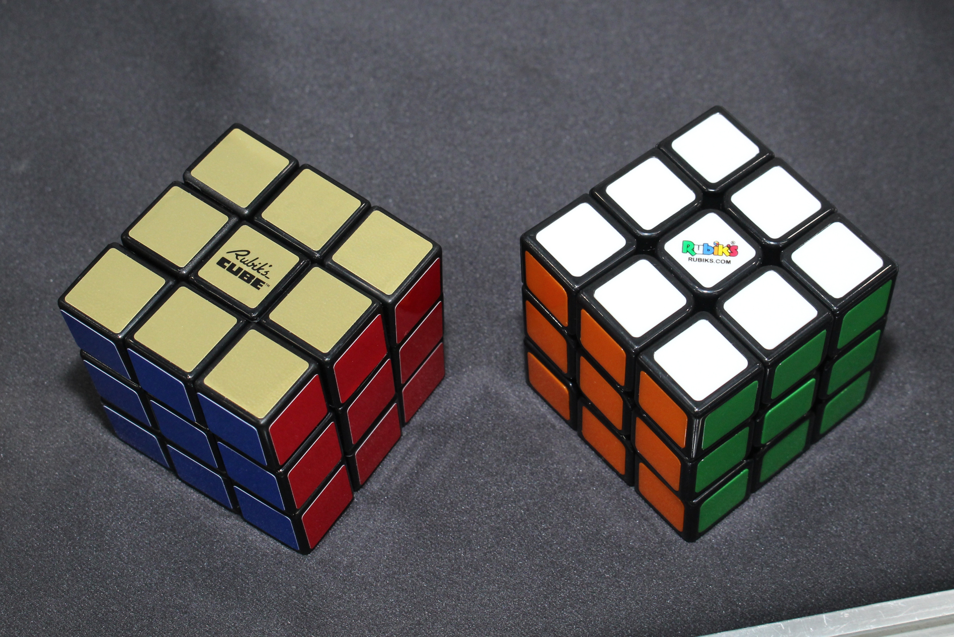 左が「ルービックキューブ レトロ」、右が現行の「ルービックキューブ」。ロゴの他、キューブの角張り具合も違っている