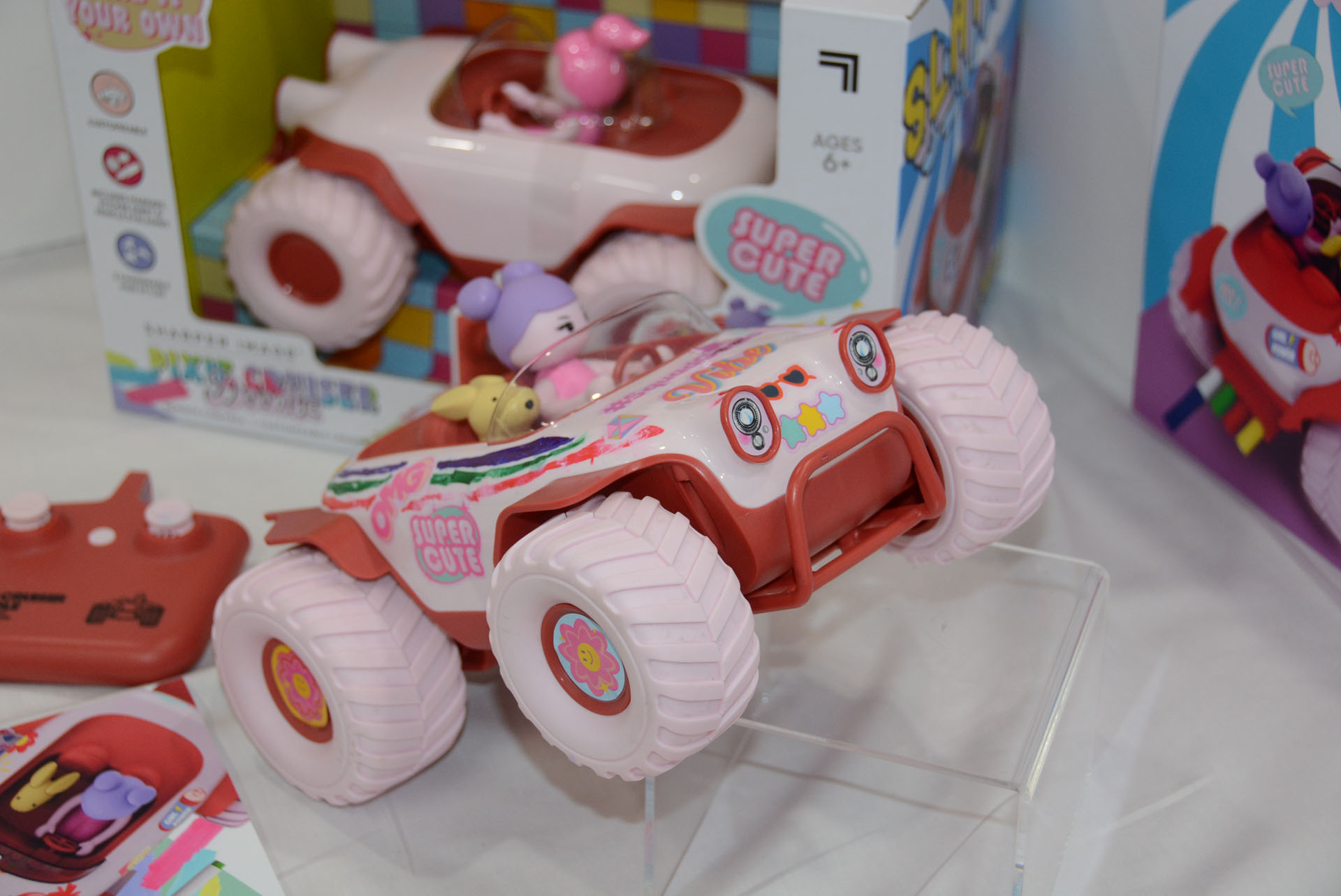 参考出展の「Doodle」は、ごついバギーにかわいらしさ全開のデコレーションを盛り込んだ"女の子向け"RCバギーだ