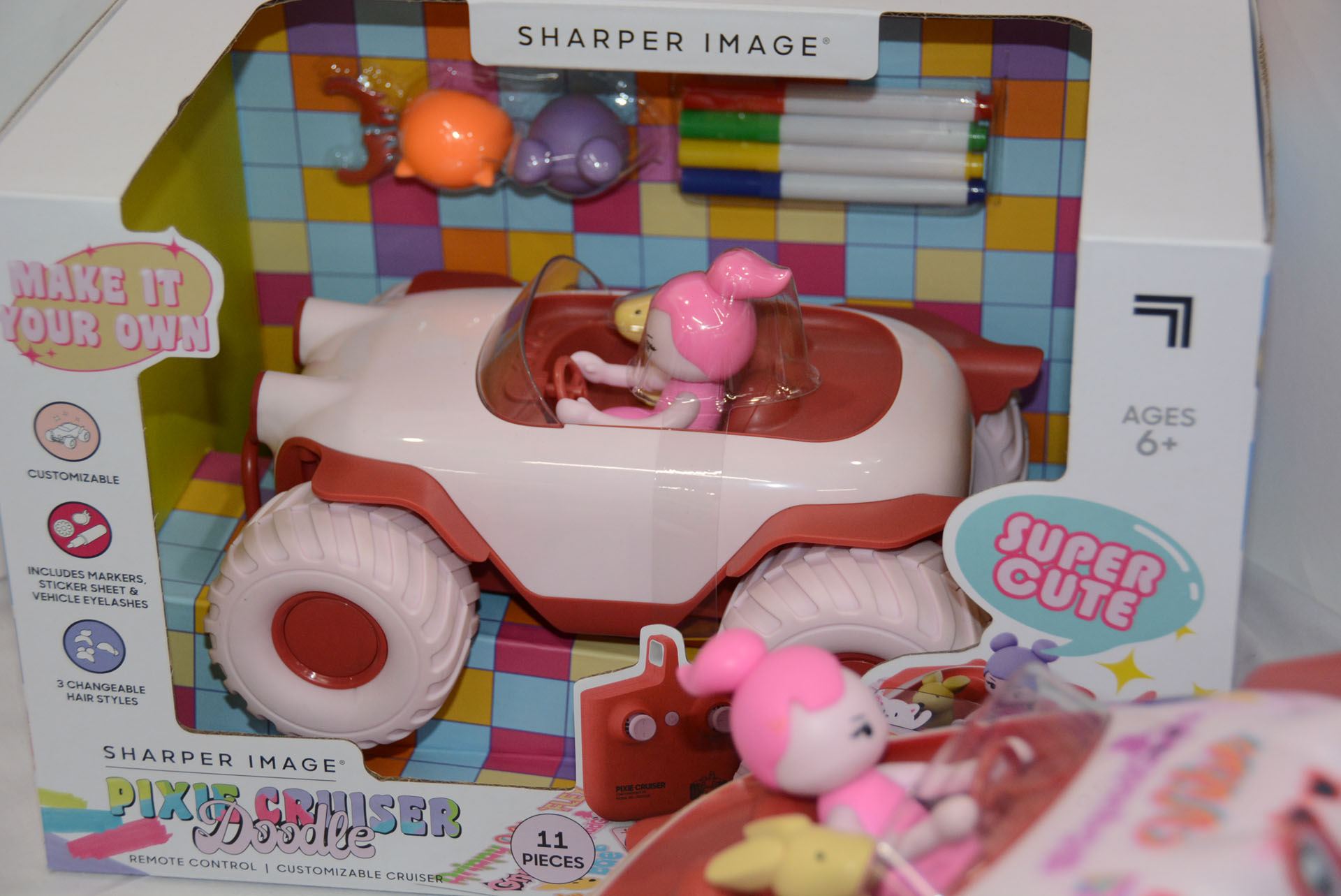 パッケージ状態では無地のボディ。同梱されているペンやシールでデコレーションするのだ