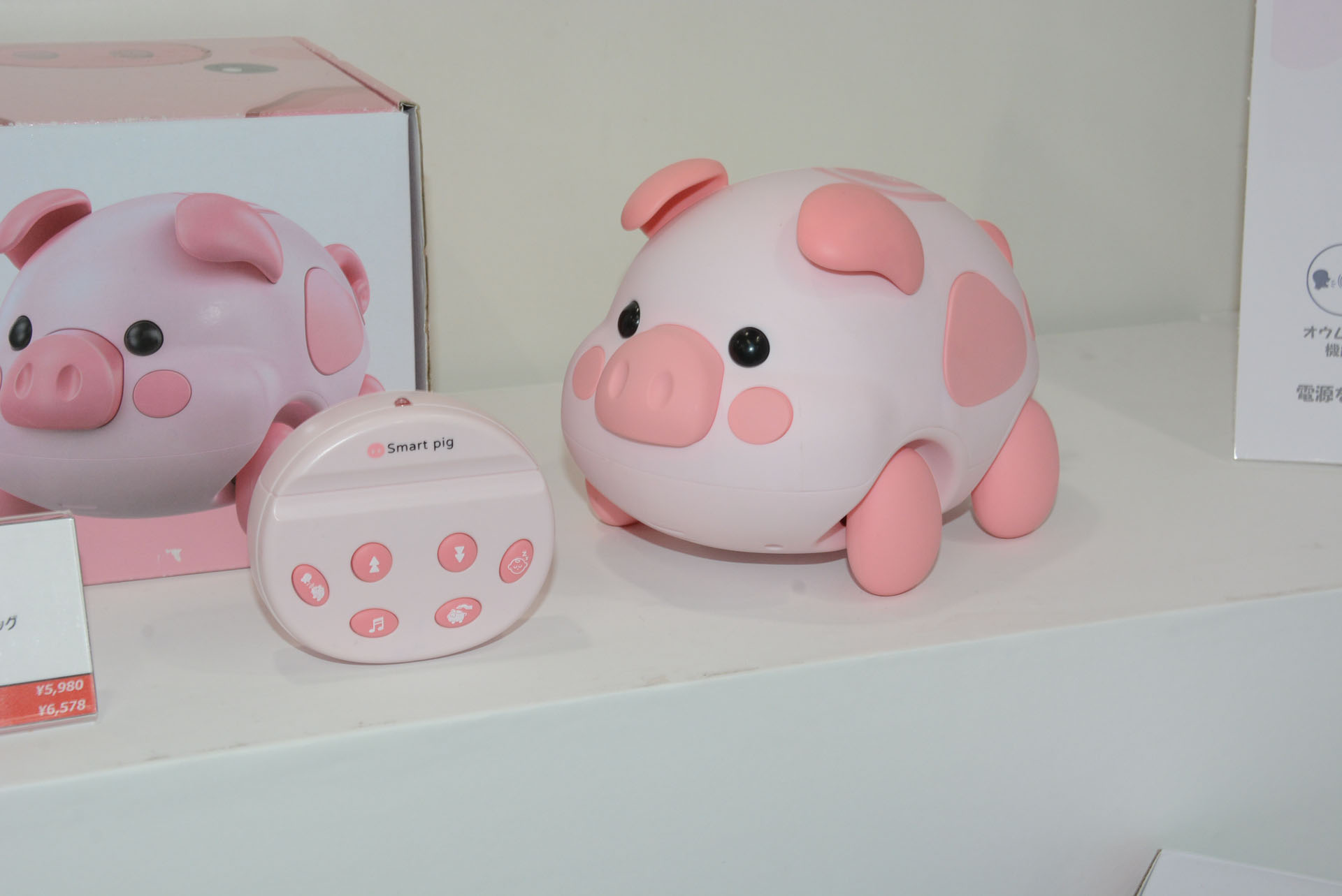 「いつでもいっしょ とことこピッグ」は直感でかわいらしさが伝わるデザイン。動くとさらに愛らしいのだ