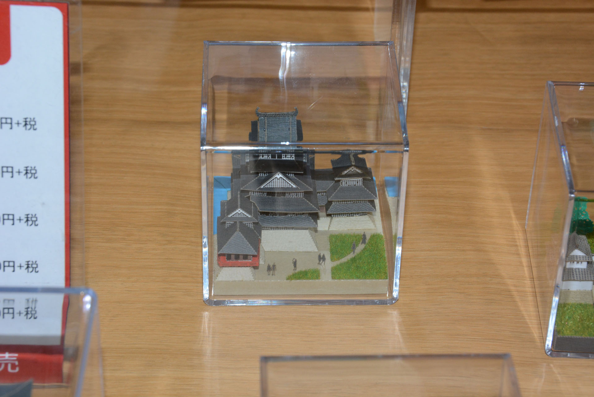 黒さが特徴的な「松本城」