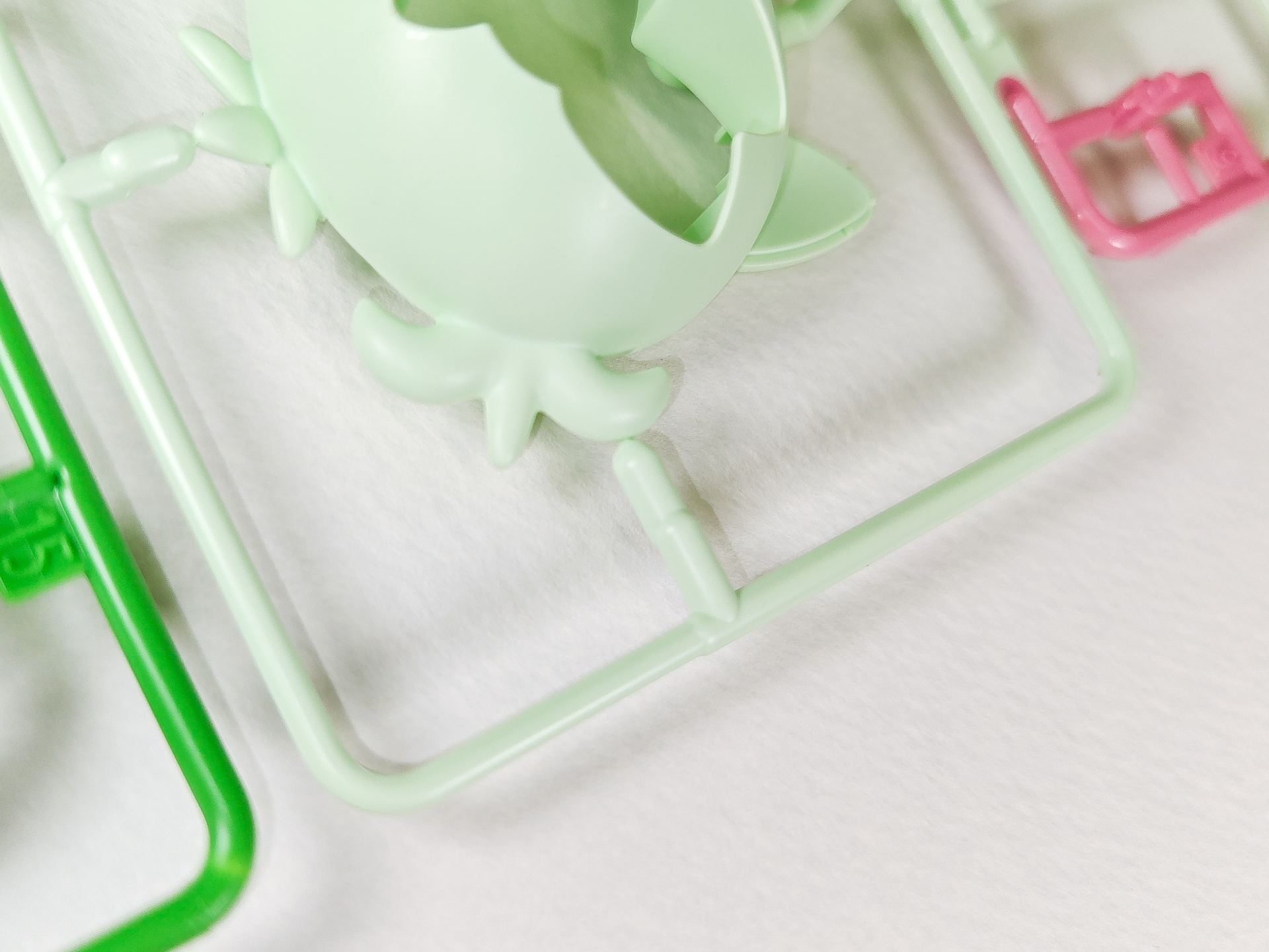 タッチゲートを採用しており、ランナーとパーツをつなぐゲートが非常に細いので手で切り離すことができる