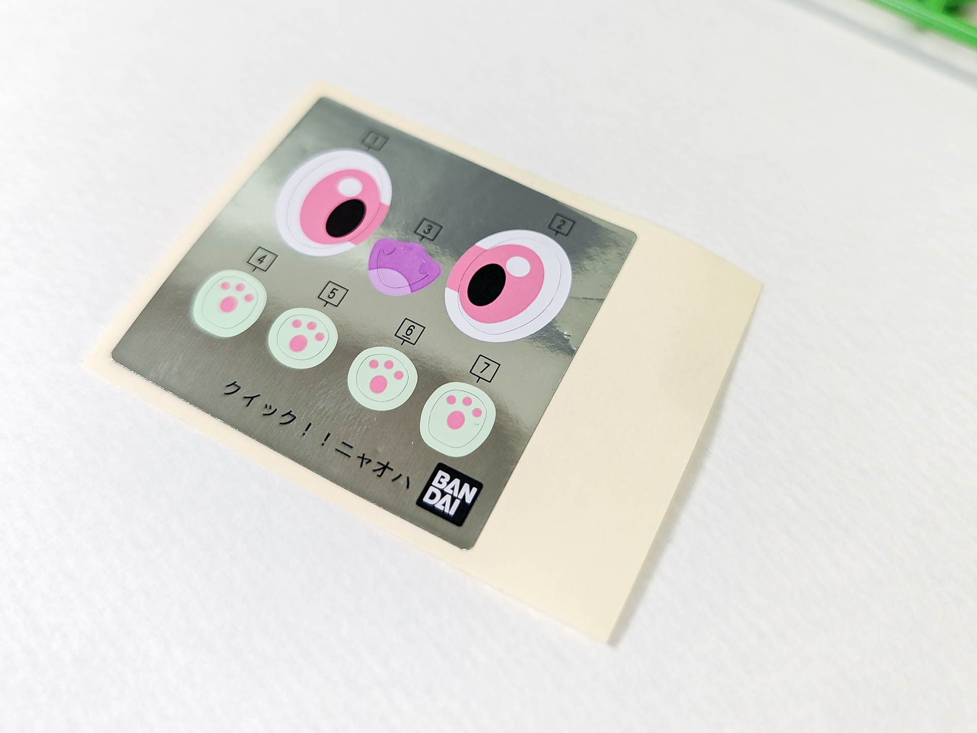 シールは瞳と口、肉球に使う