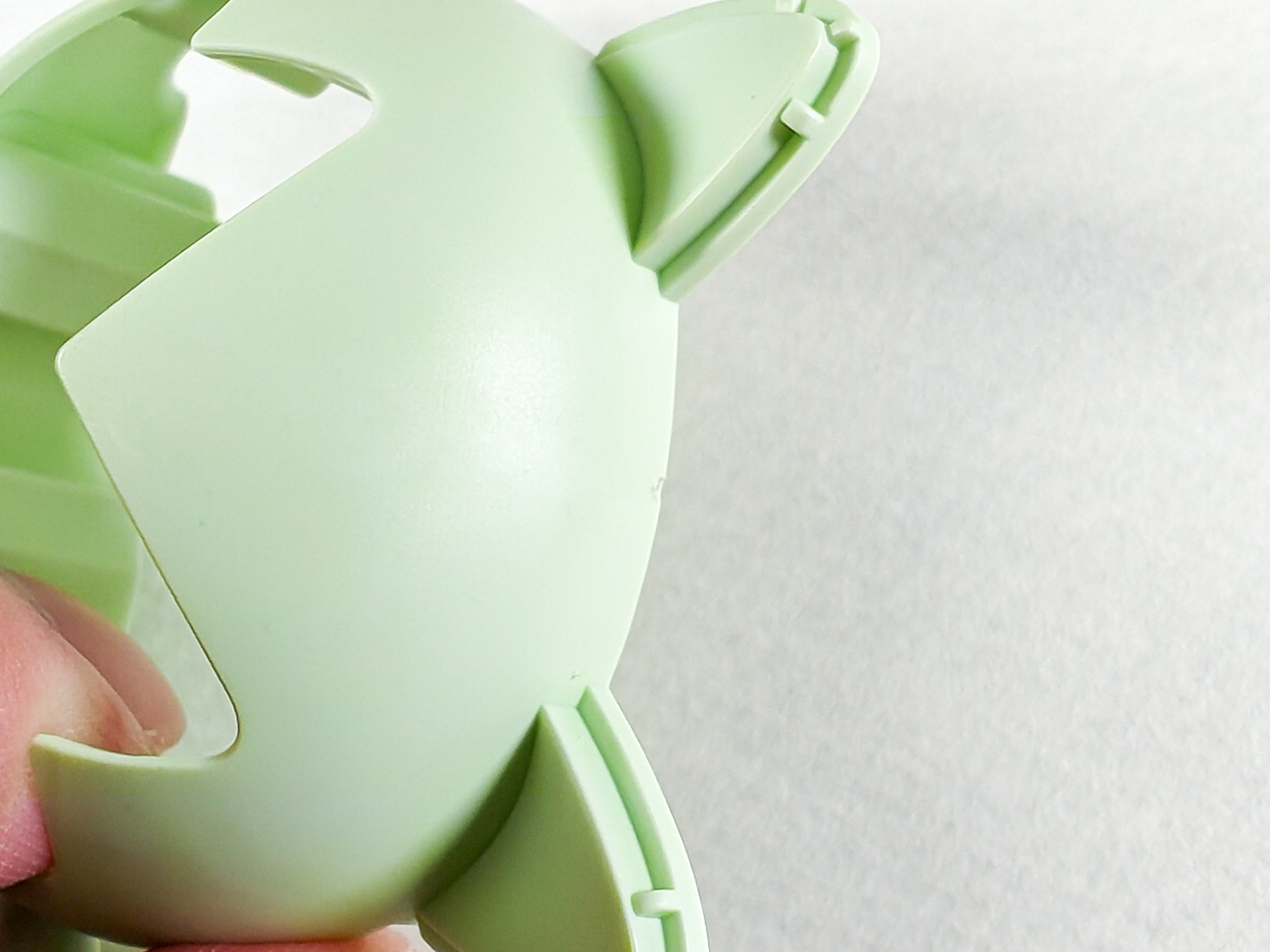 手で切り離した場合もゲート跡はほとんど目立たない