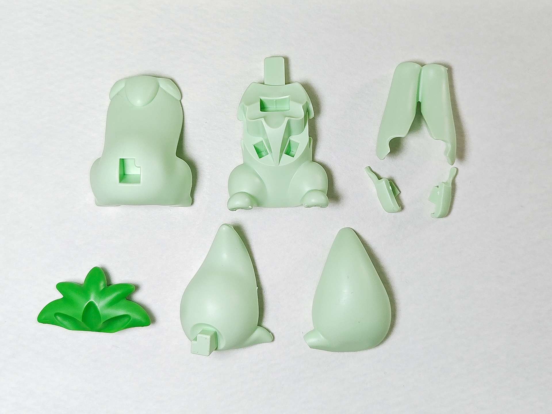 胴体と尻尾を合わせて全8パーツ。頭部同様に胴体と尻尾それぞれ前後のモナカ構造を貼り合わせる