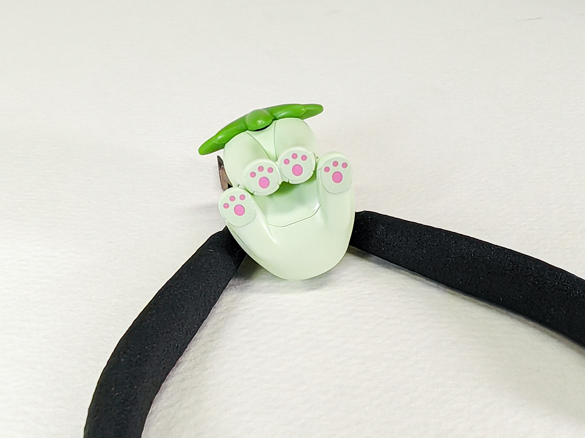 肉球をシールで再現。前足と後ろ足で微妙に異なる形状をしている