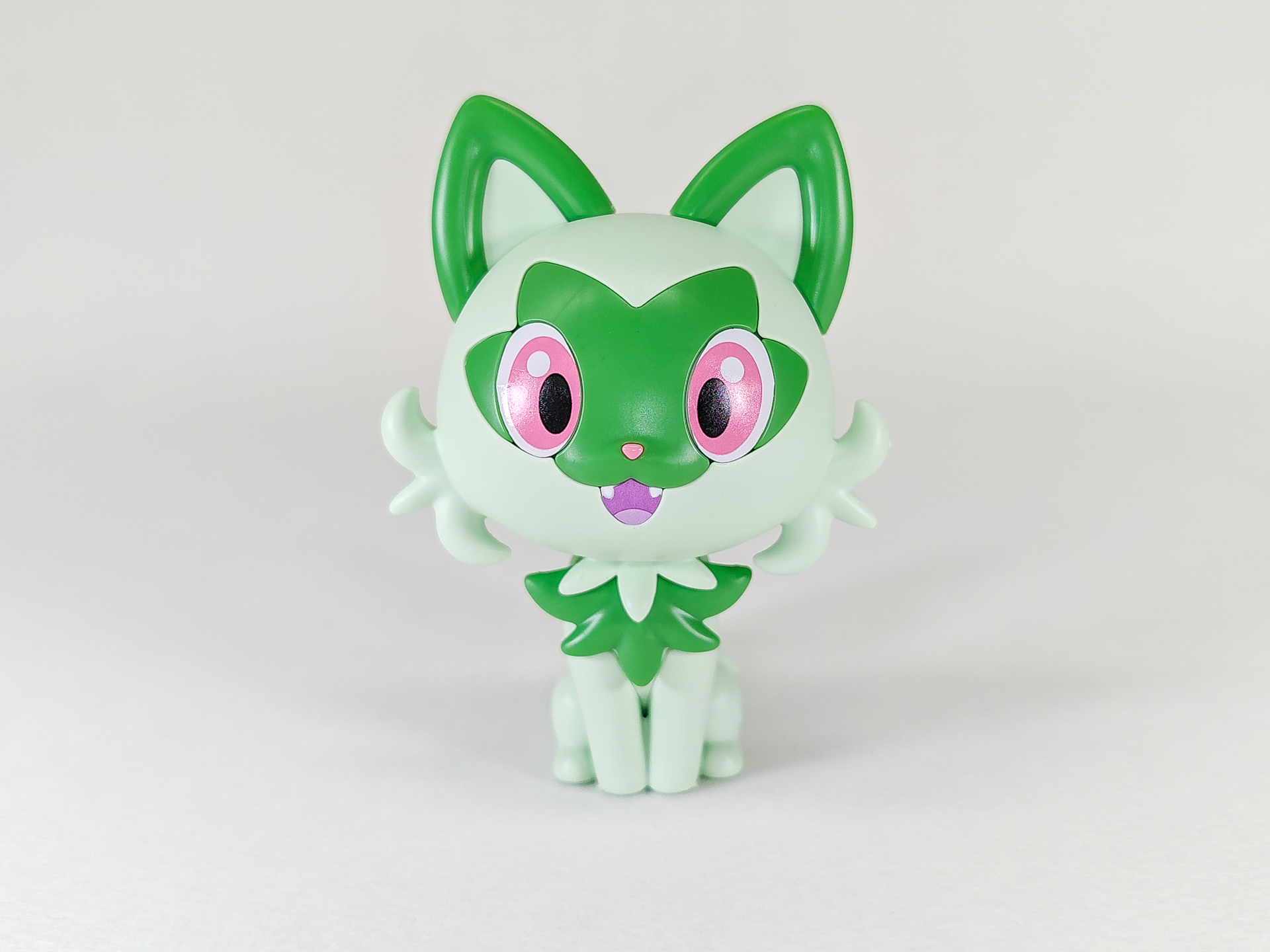 正面から。瞳と口がシール、ピンクの鼻はパーツによる色分けで再現されている